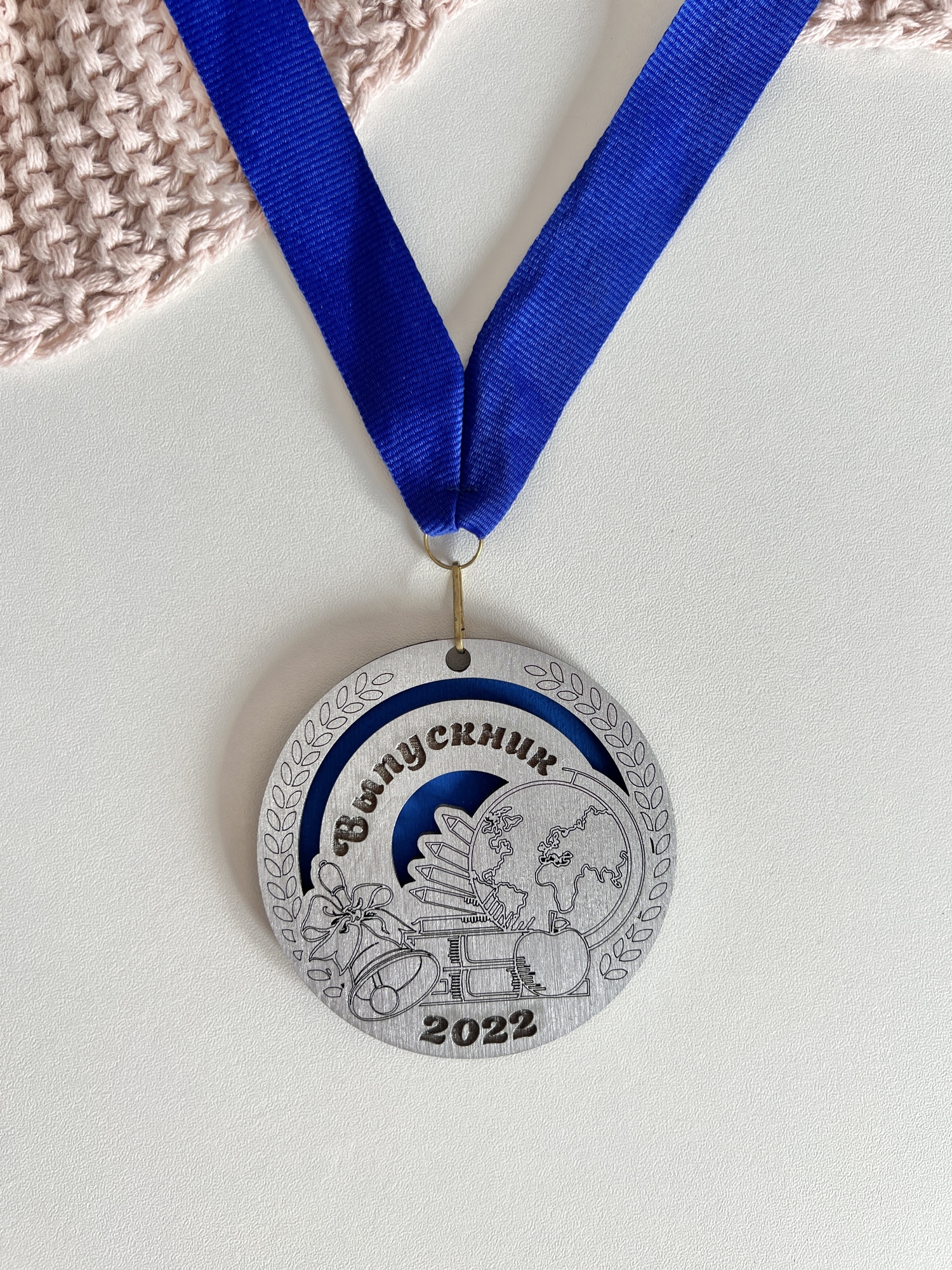 Медаль из дерева "Глобус" синий + серебро