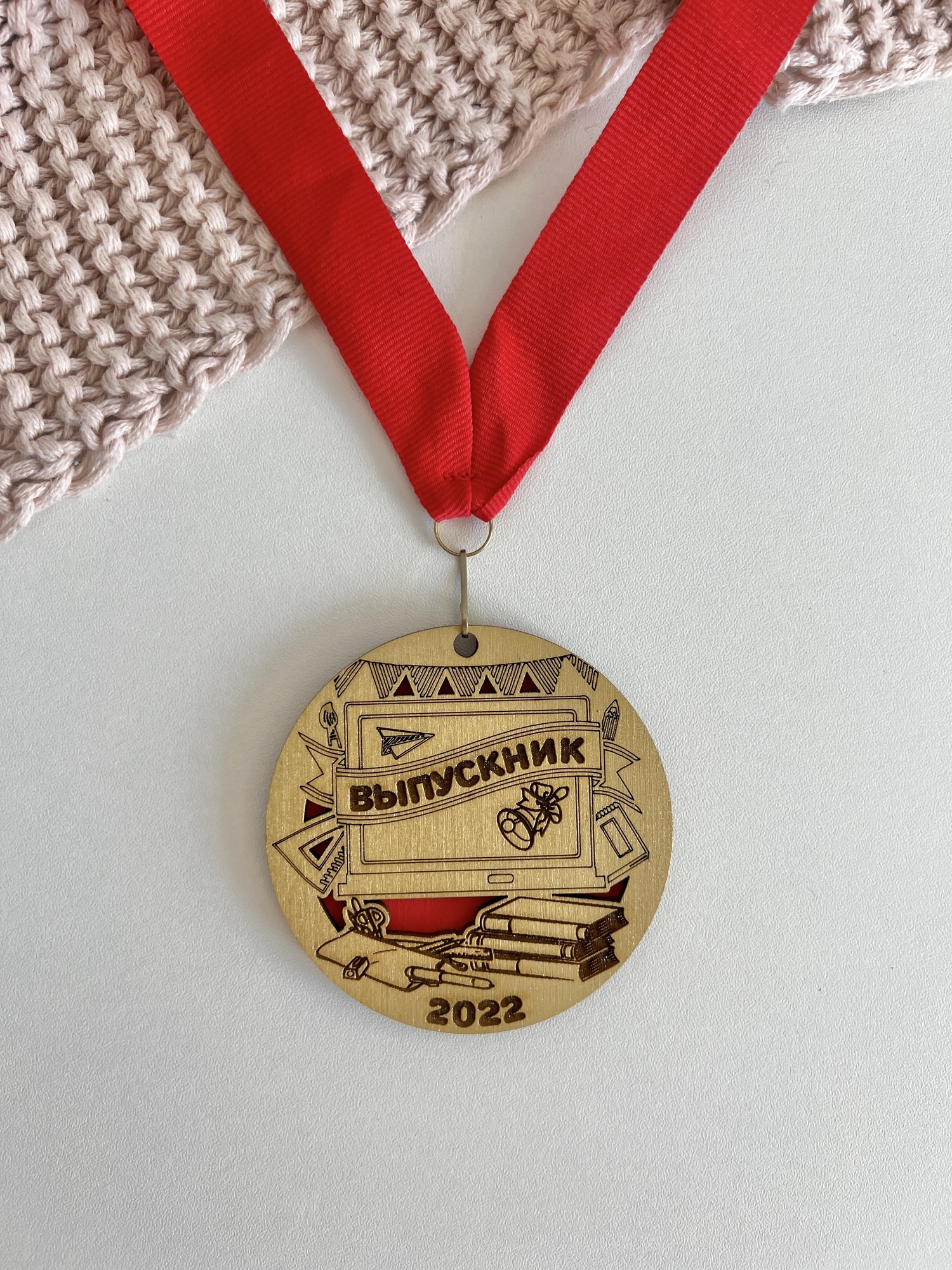Медаль из дерева "Доска и книги" красный + золото