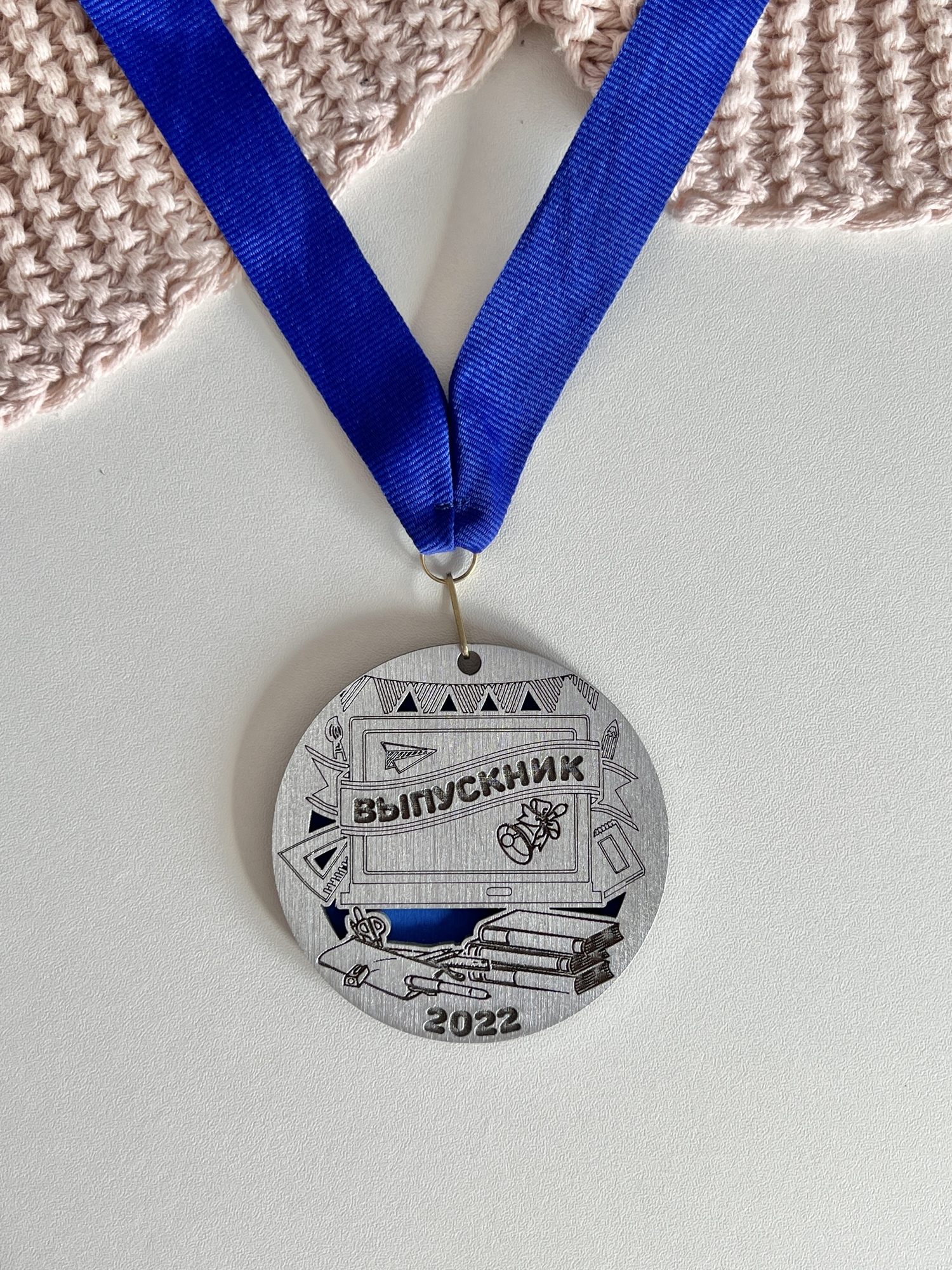 Медаль из дерева "Доска и книги" синий + серебро