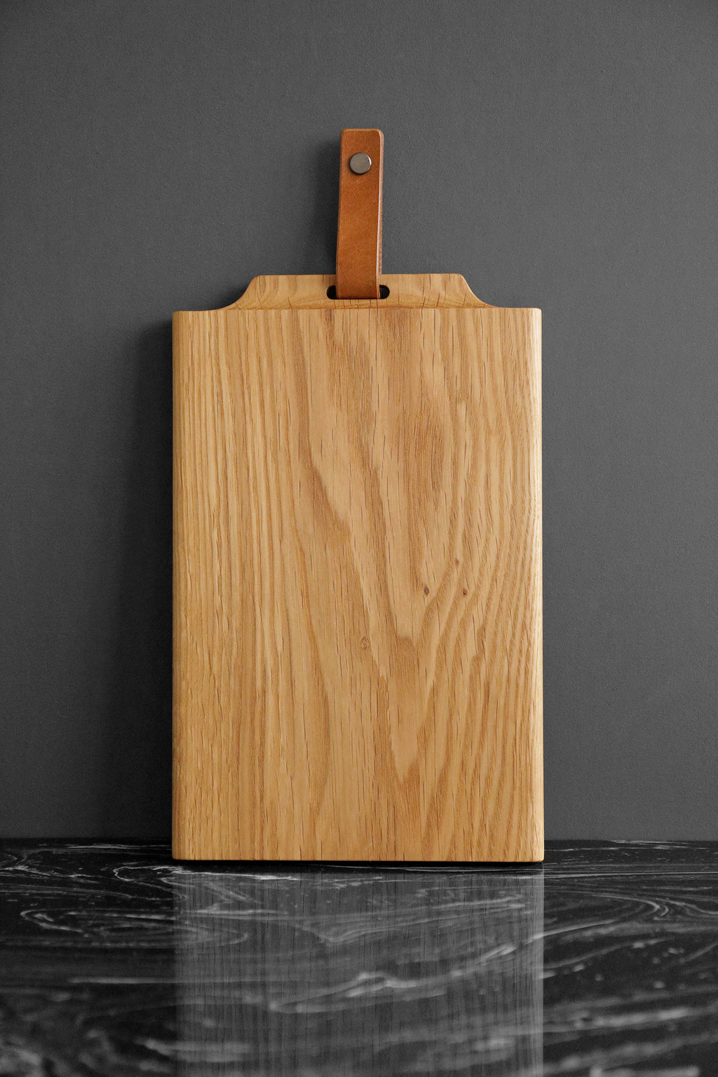 Доска сервировочная из дуба с кожаной ручкой маленькая