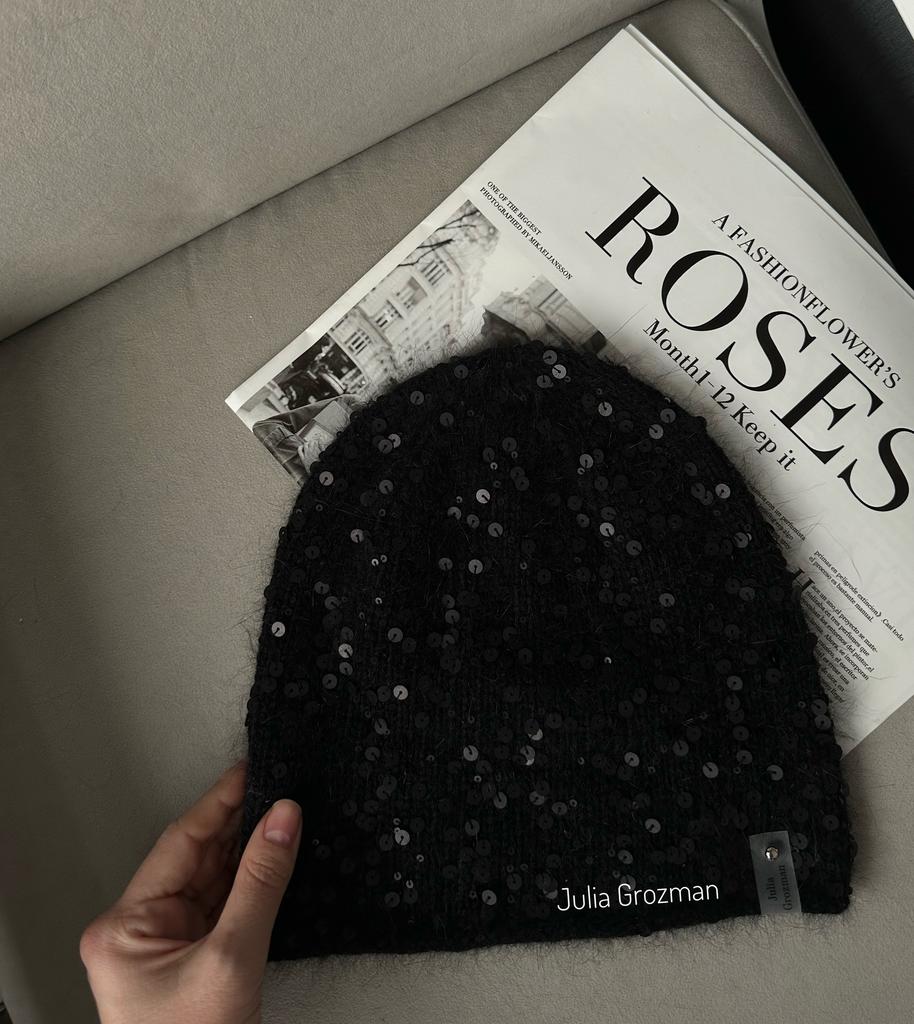 Вязаная шапка с пайетками из ангоры (черная)