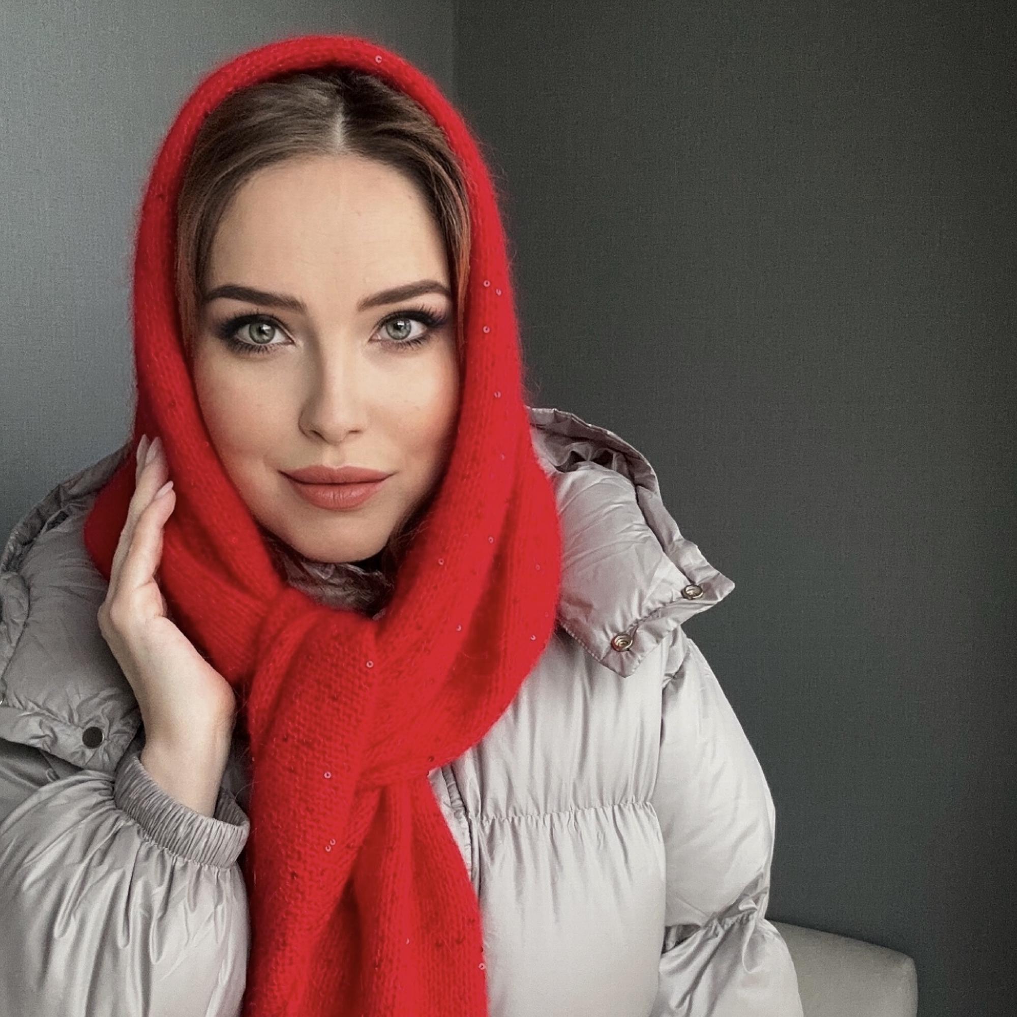 Вязаная косынка с пайетками (красная)