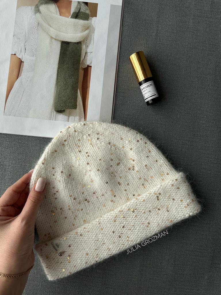 Вязаная шапка (молочная с золотыми пайетками)