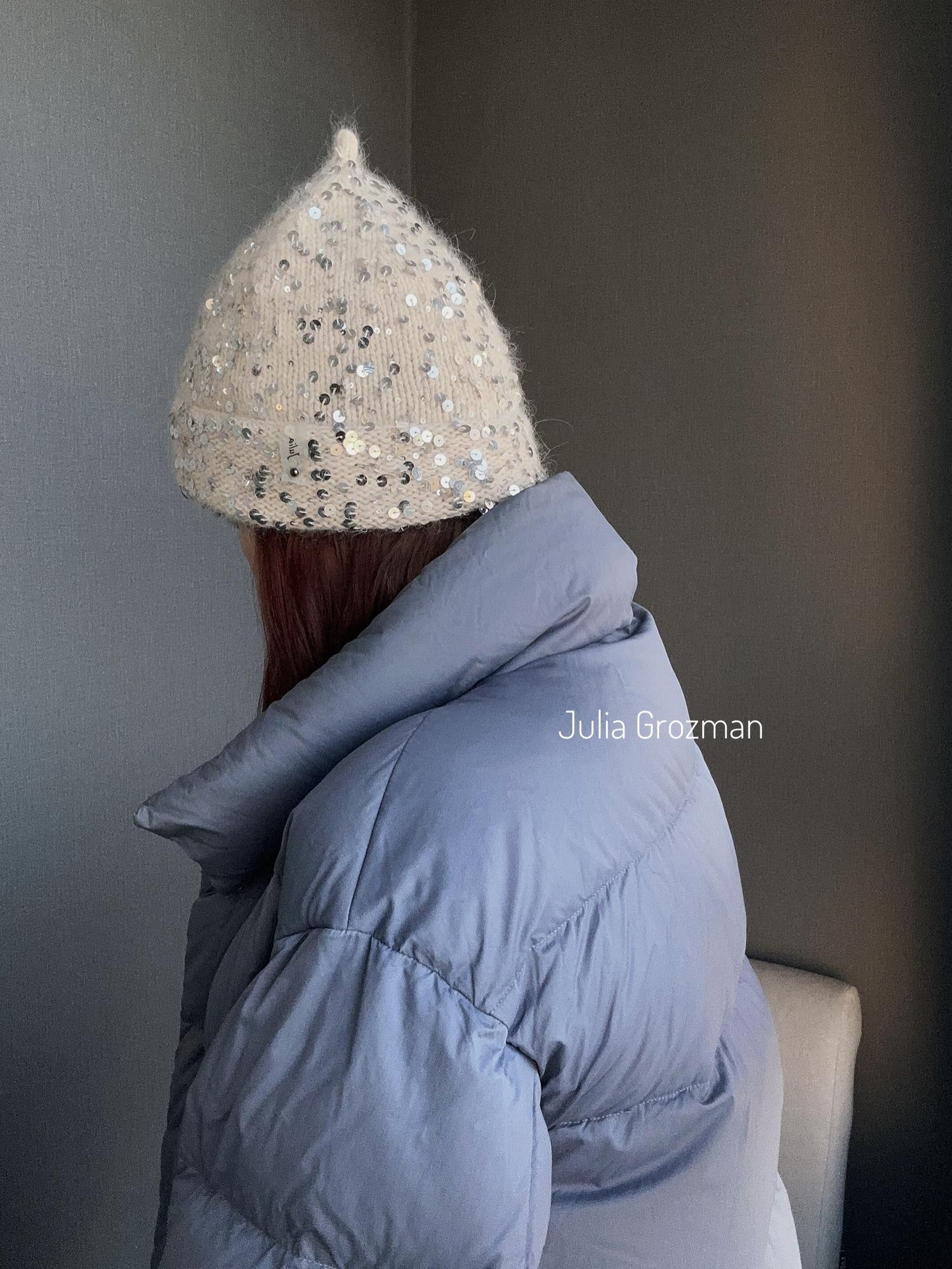 Вязаная шапка с отворотом (экрю с серебряными пайетками)