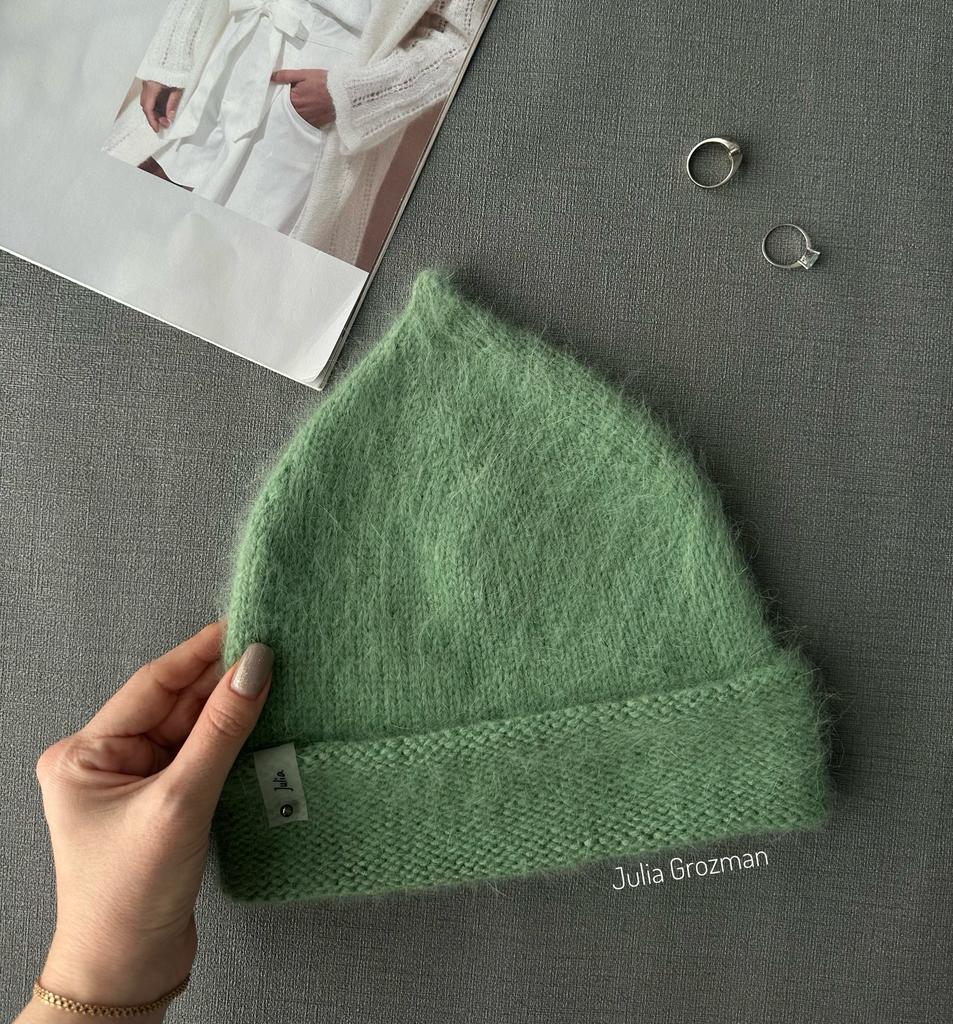 Вязаная шапка бини с отворотом (зеленая)