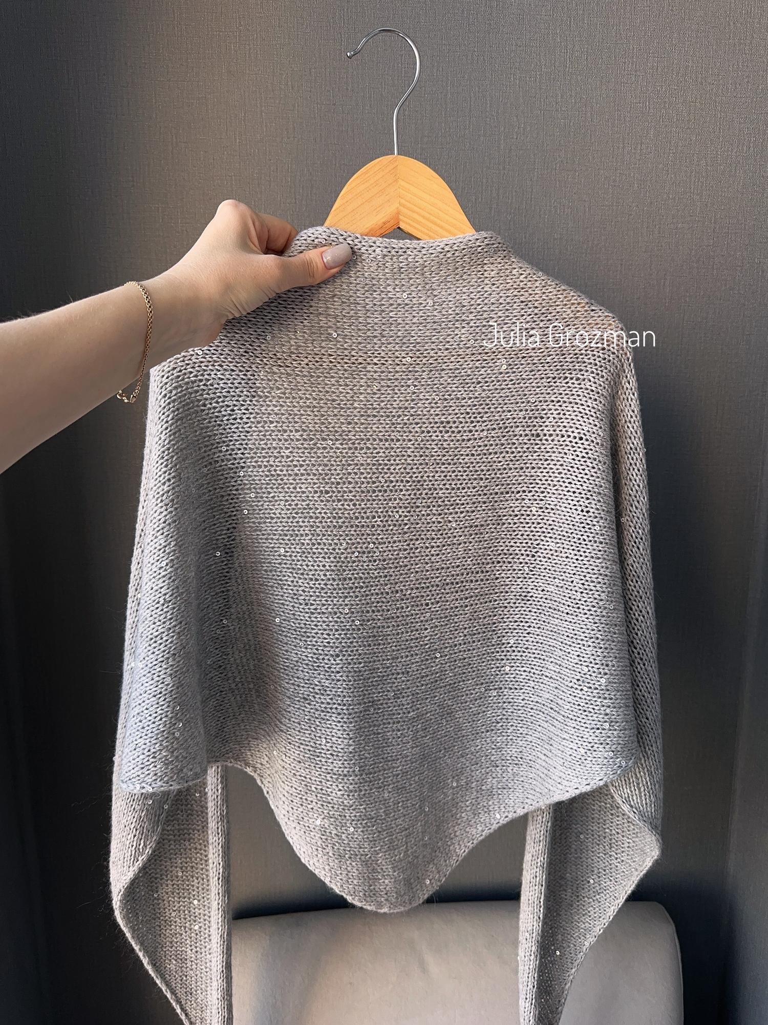 Вязаная косынка с пайетками (серый меланж)