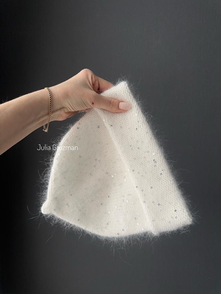 Вязаная шапка с пипкой (молочная с серебром )