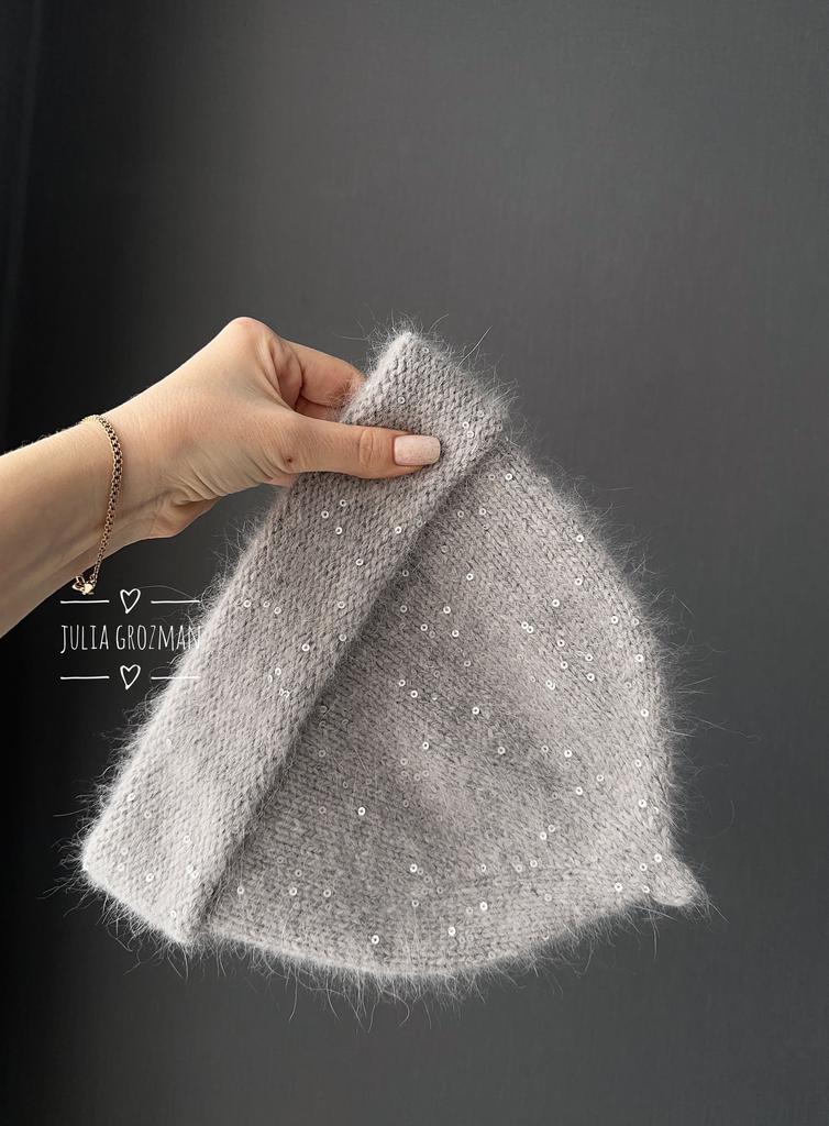 Вязаная шапка с пипкой (серая с матовым серебром )