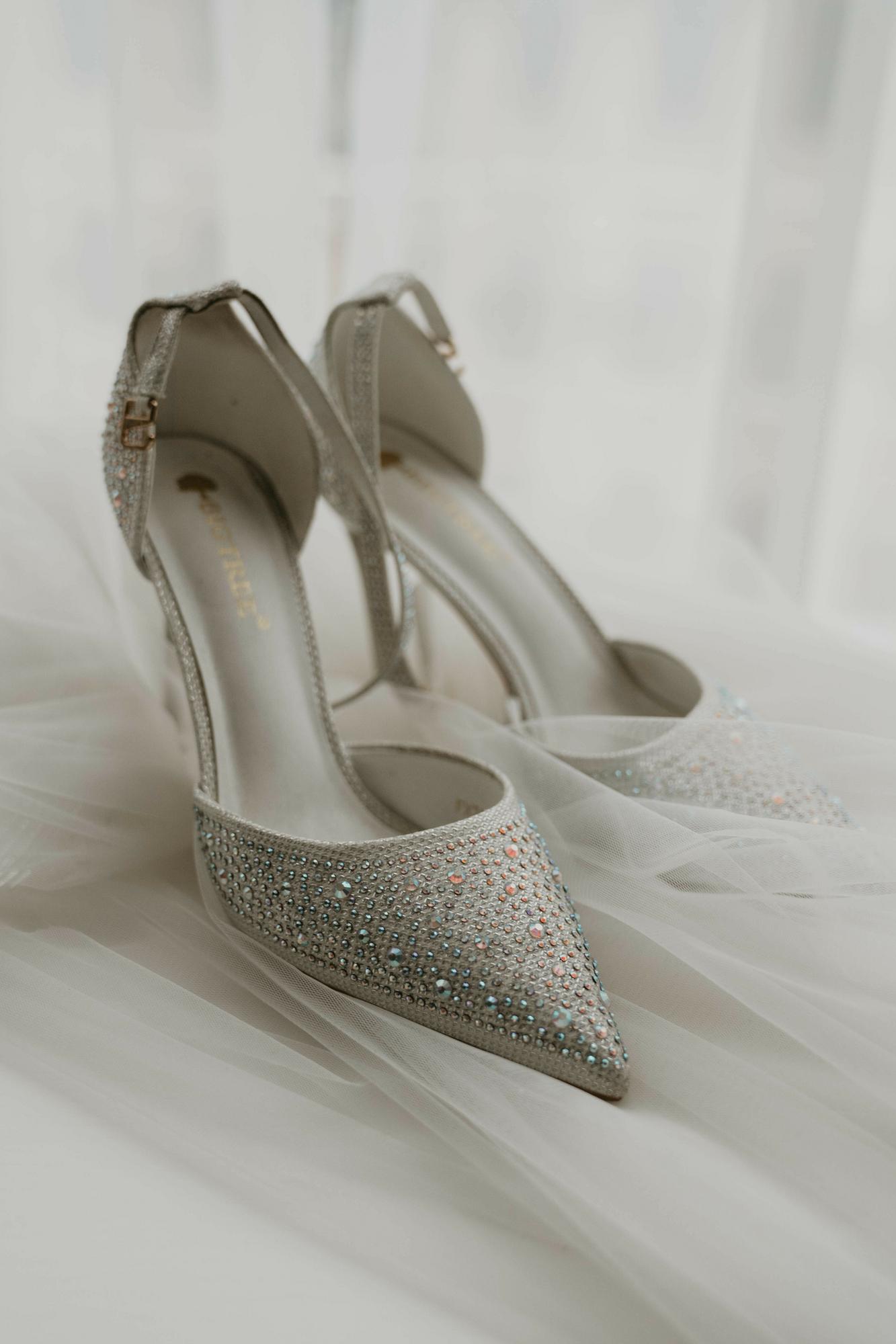 Туфли на тонком каблуке со стразами