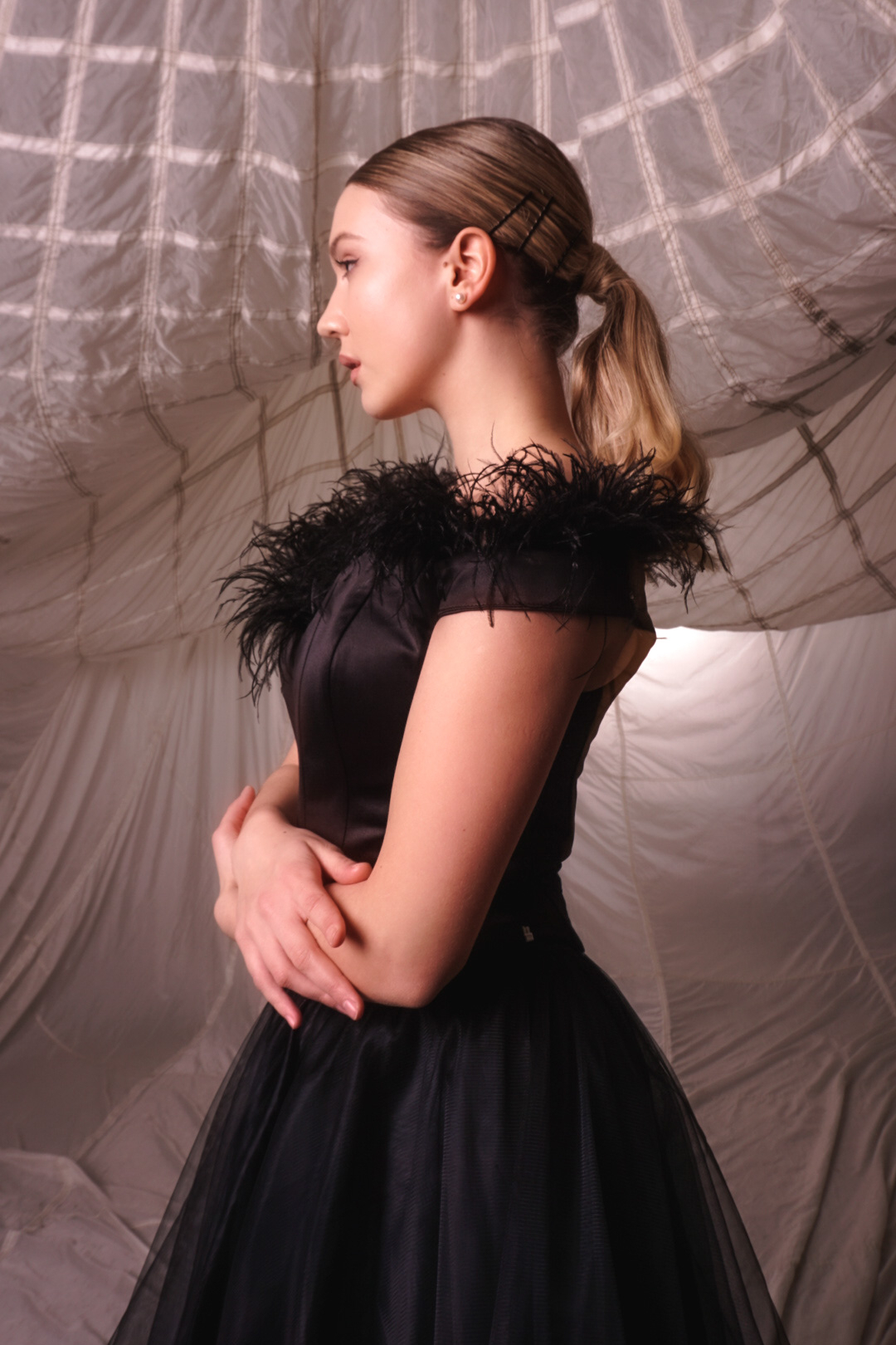 Корсет с перьями