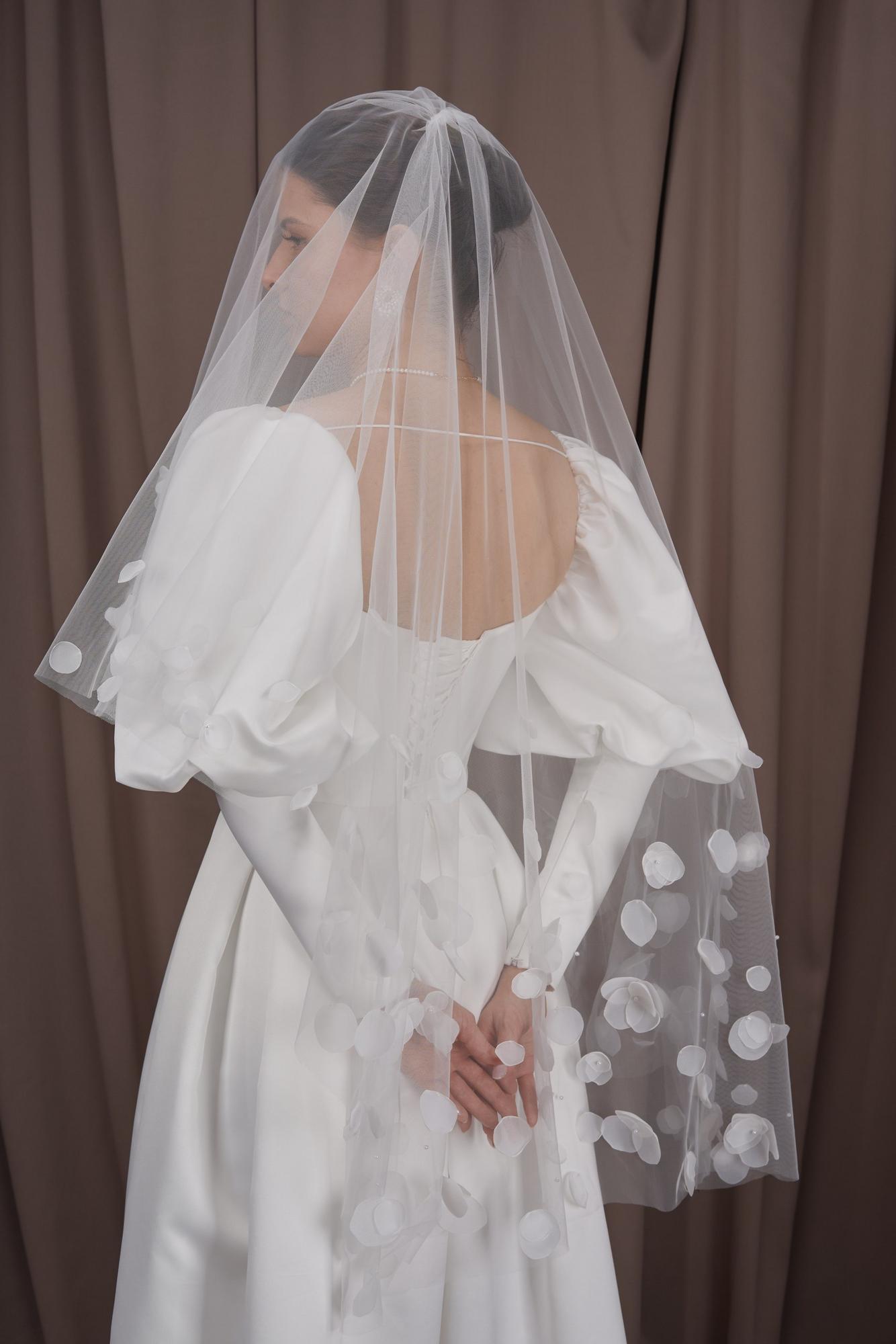 Фата с лепестками короткая