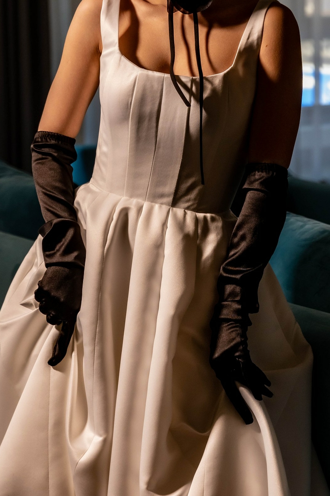 Длинные атласные перчатки черные