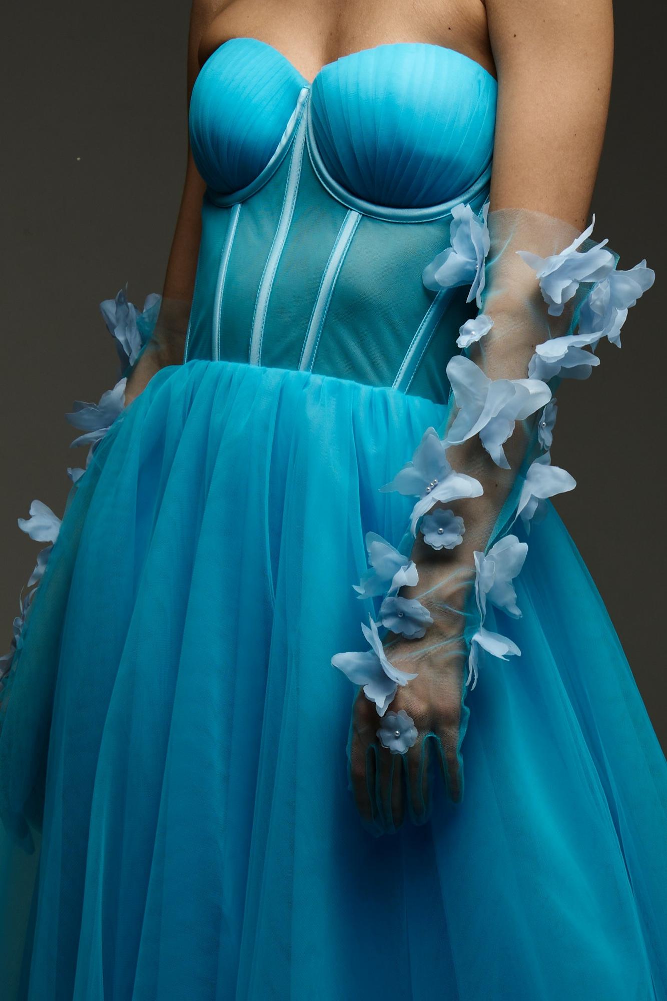 Голубые перчатки с бабочками