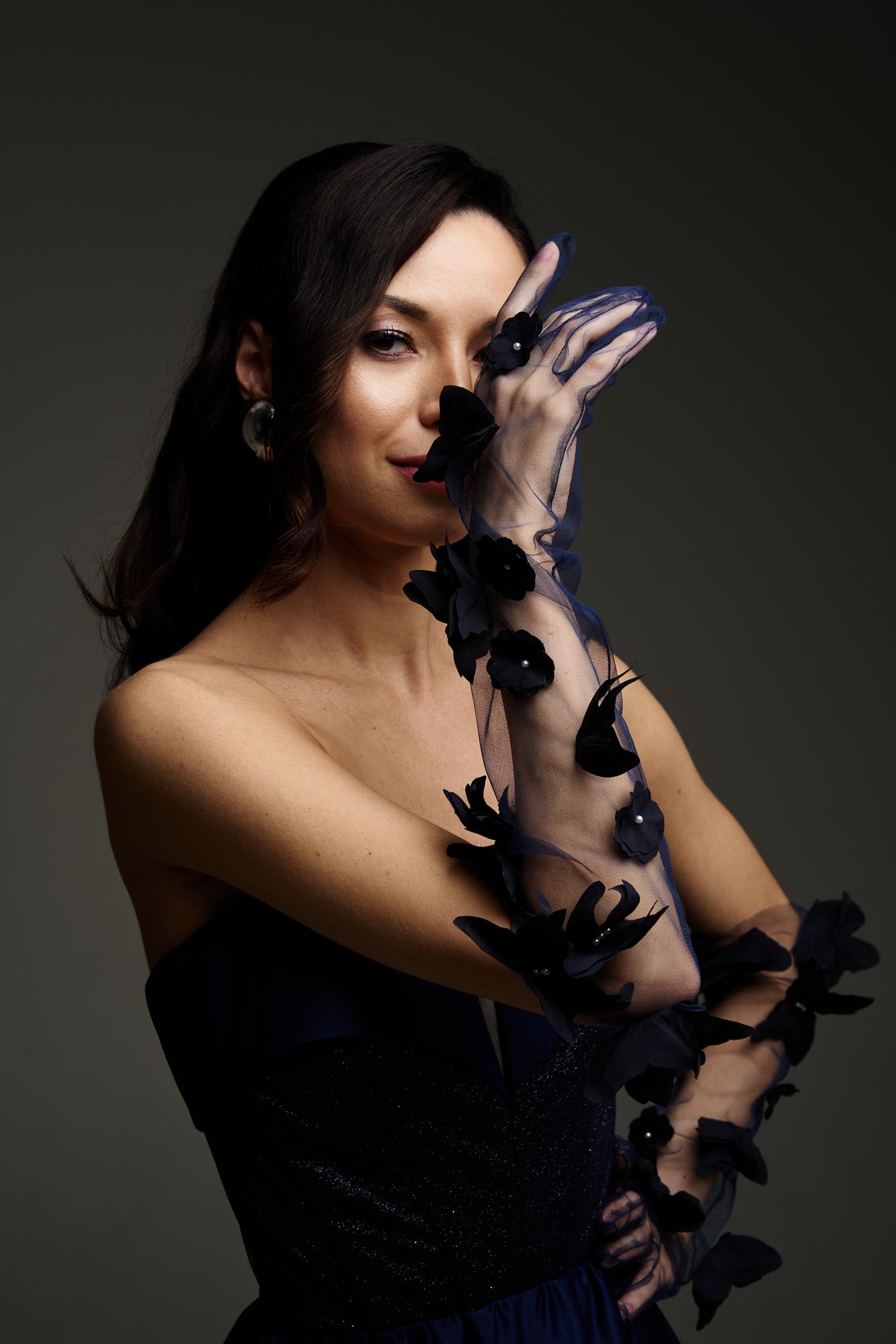 Синие перчатки с бабочками