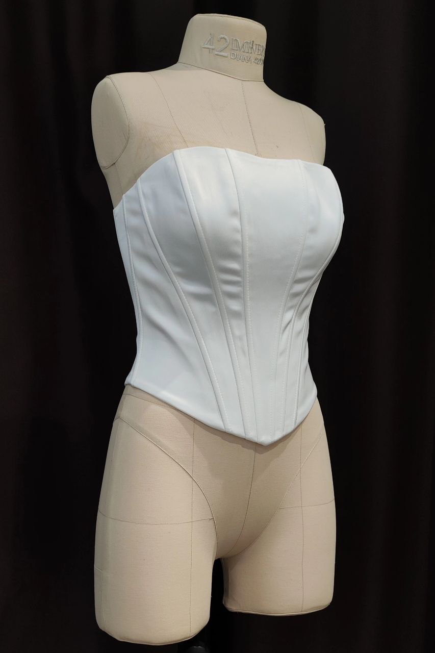 Атласный угловатый корсет с рельефами