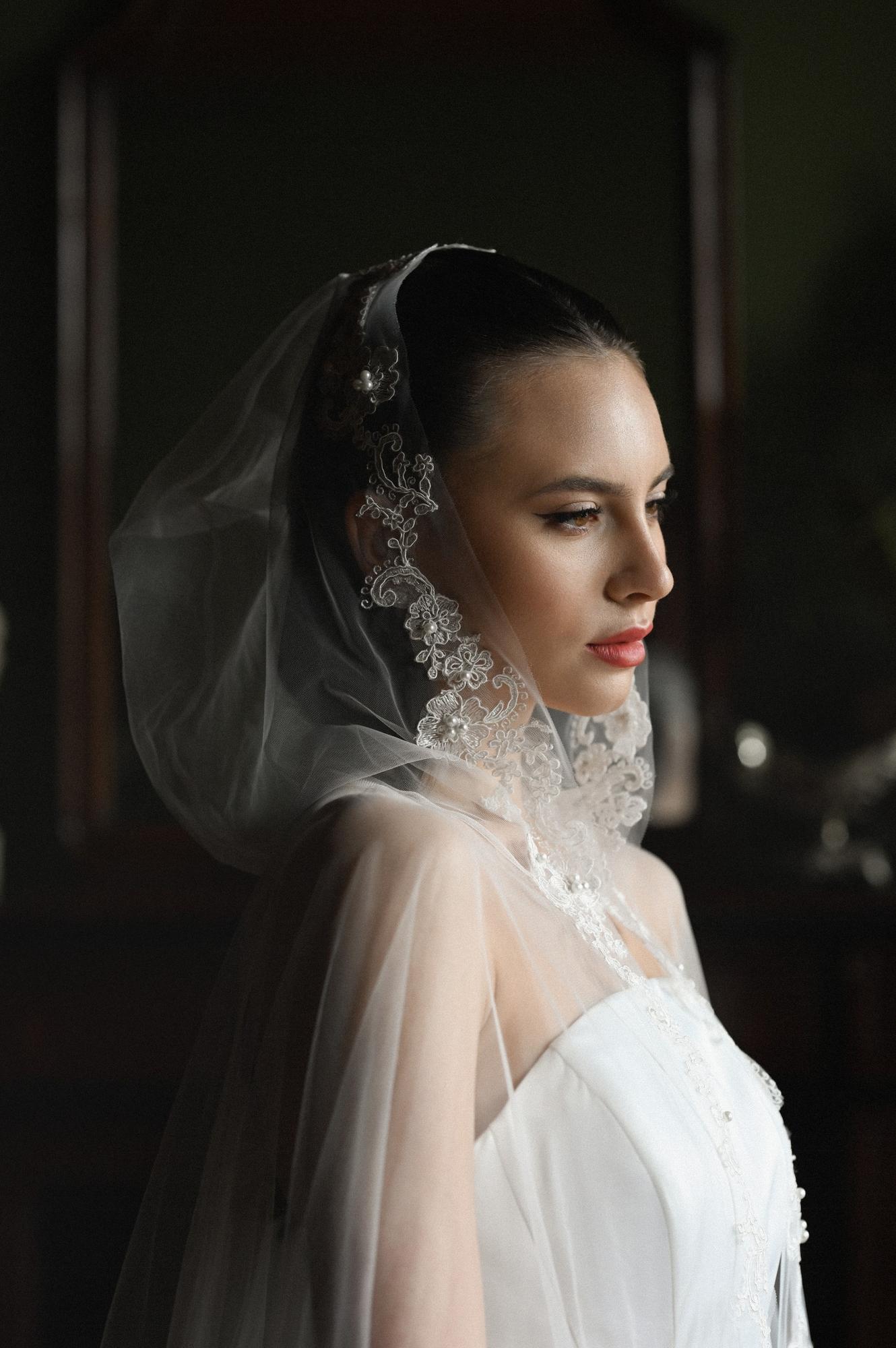 Кейп с капюшоном и кружевным краем