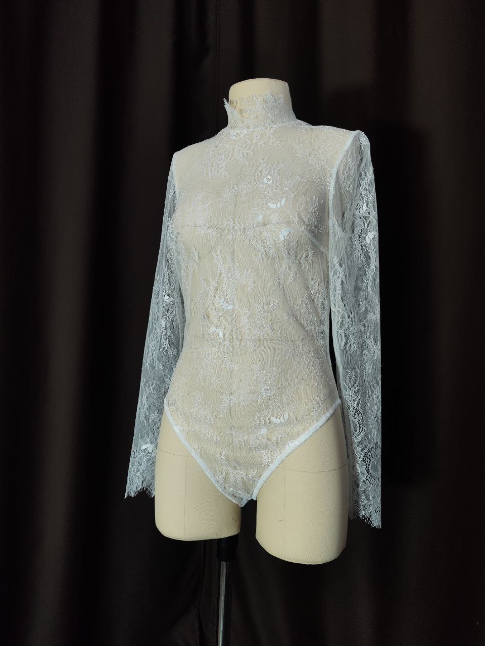 Кружевное боди с рукавами