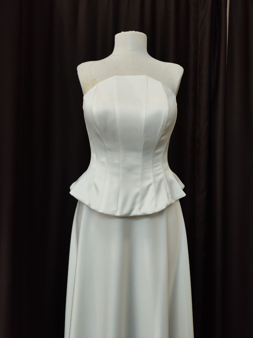 Корсет с высоким декольте и баской