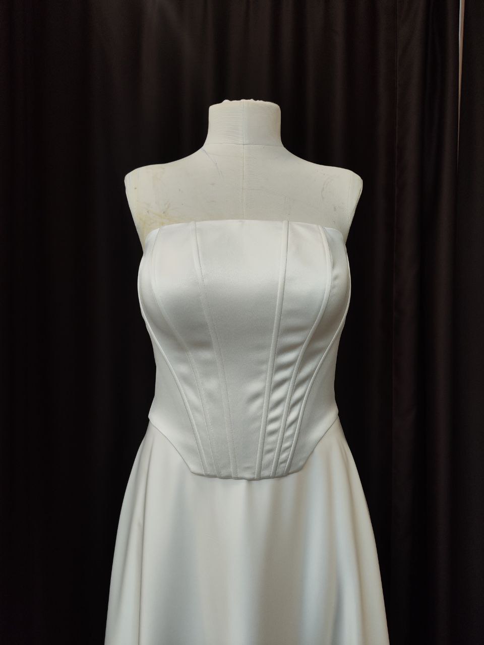 Корсет с квадратным вырезом на талии