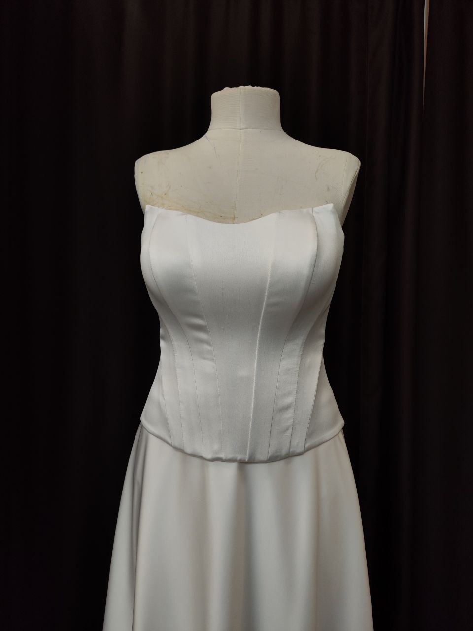 Корсет с угловатым декольте