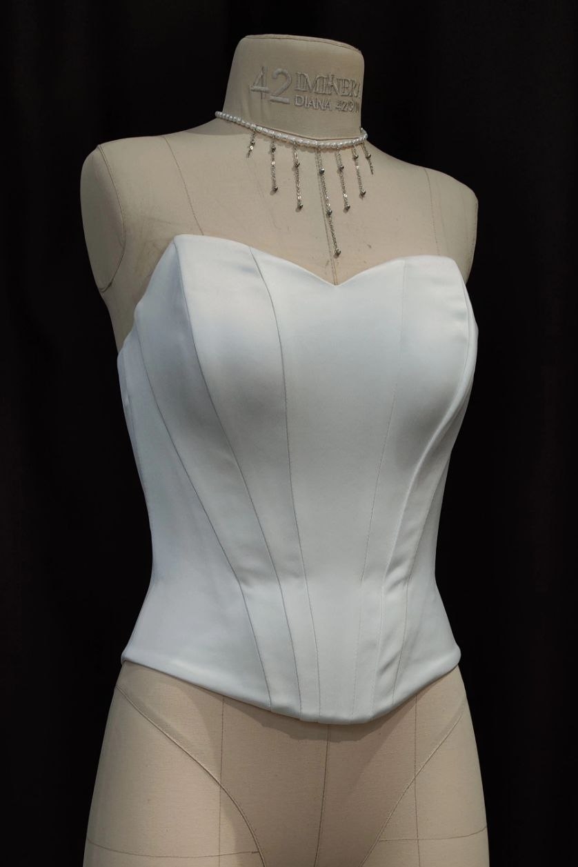 Угловатый корсет с вырезом сердечко