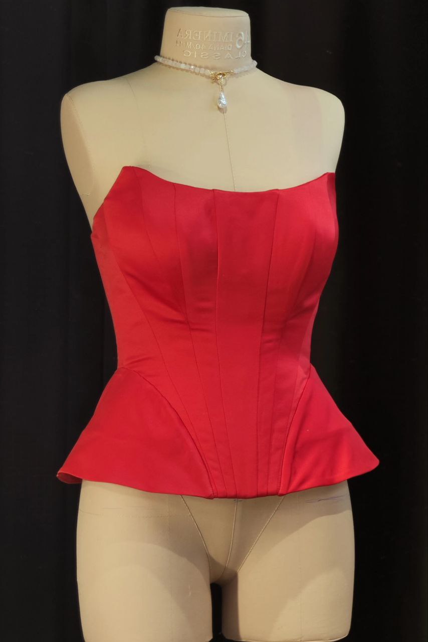 Корсет с акцентными боками в красном