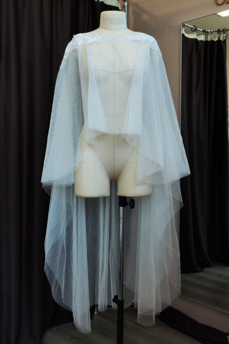 Кейп с кружевом на плечах и укороченной передней частью