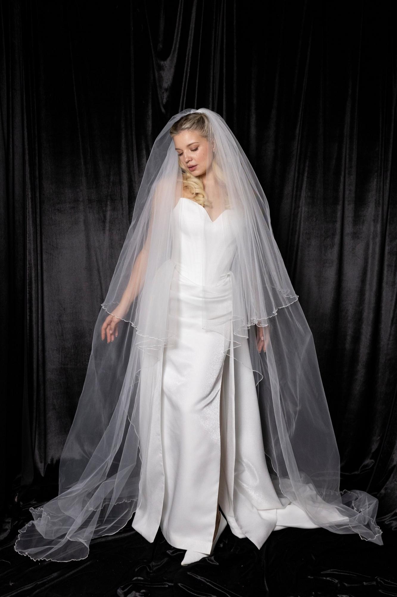 Длинная перекидная фата с кантом на гребне