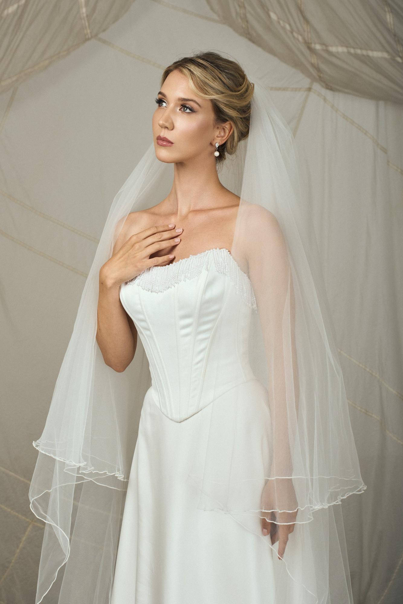 Длинная перекидная фата с кантом на гребне