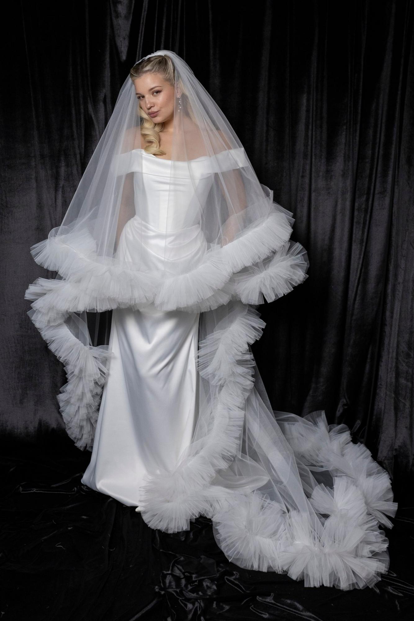 Длинная перекидная фата с объемной рюшей