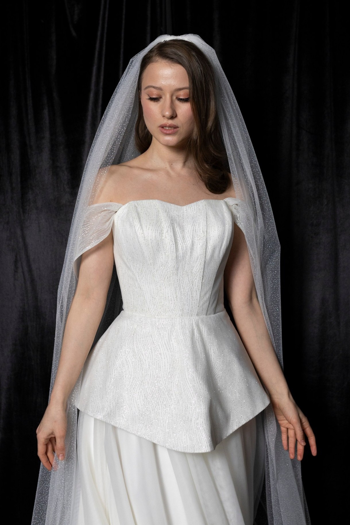 Блестящий корсет с баской