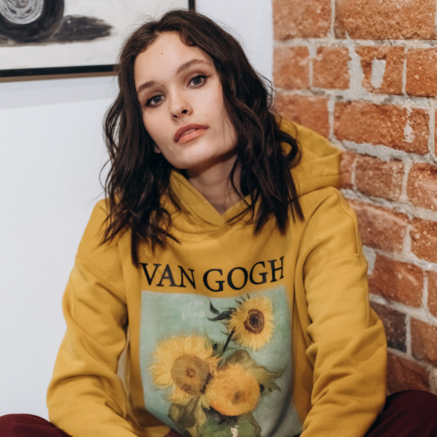Худи в горчичном цвете с принтом картины Винсента Ван Гога "Подсолнухи".