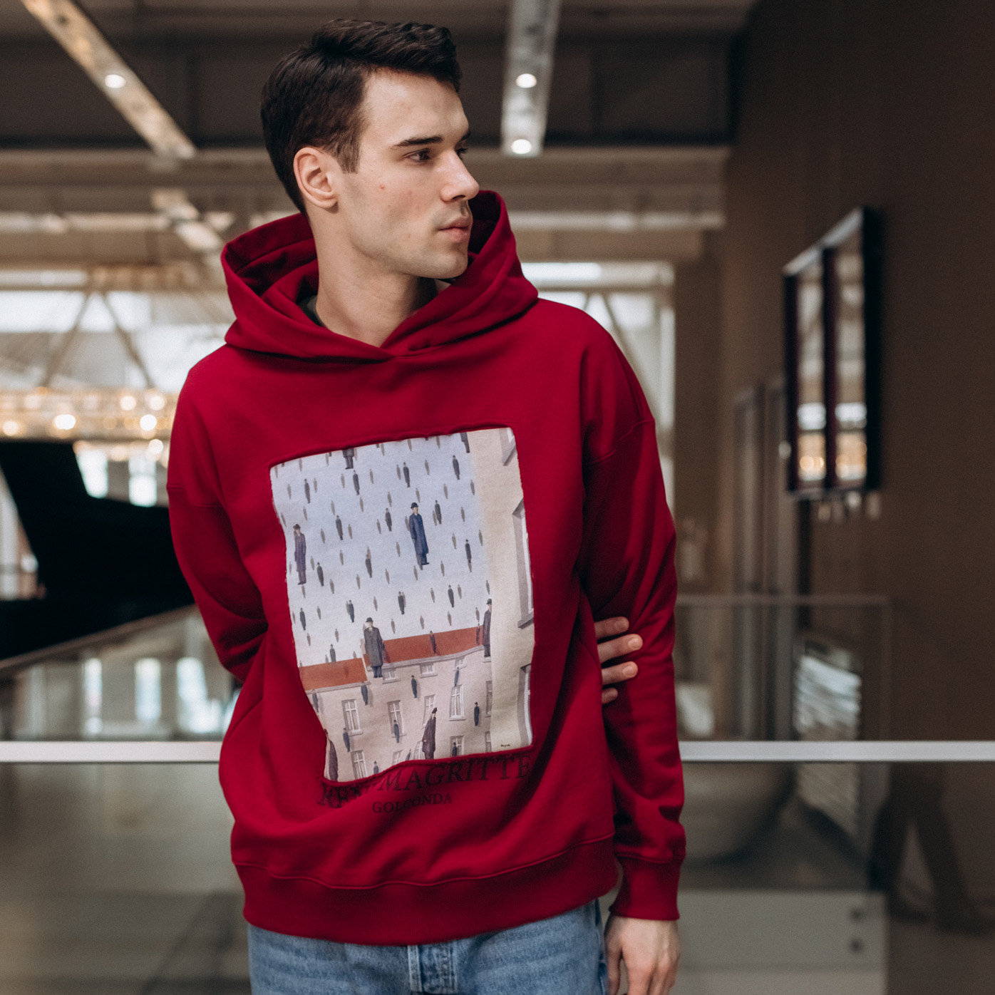 Худи в красном цвете Рене Магритт "Голконда"