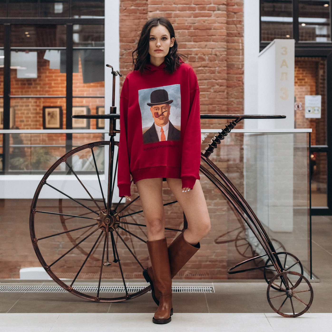 Худи в красном цвете Рене Магритт "Добросовестность"