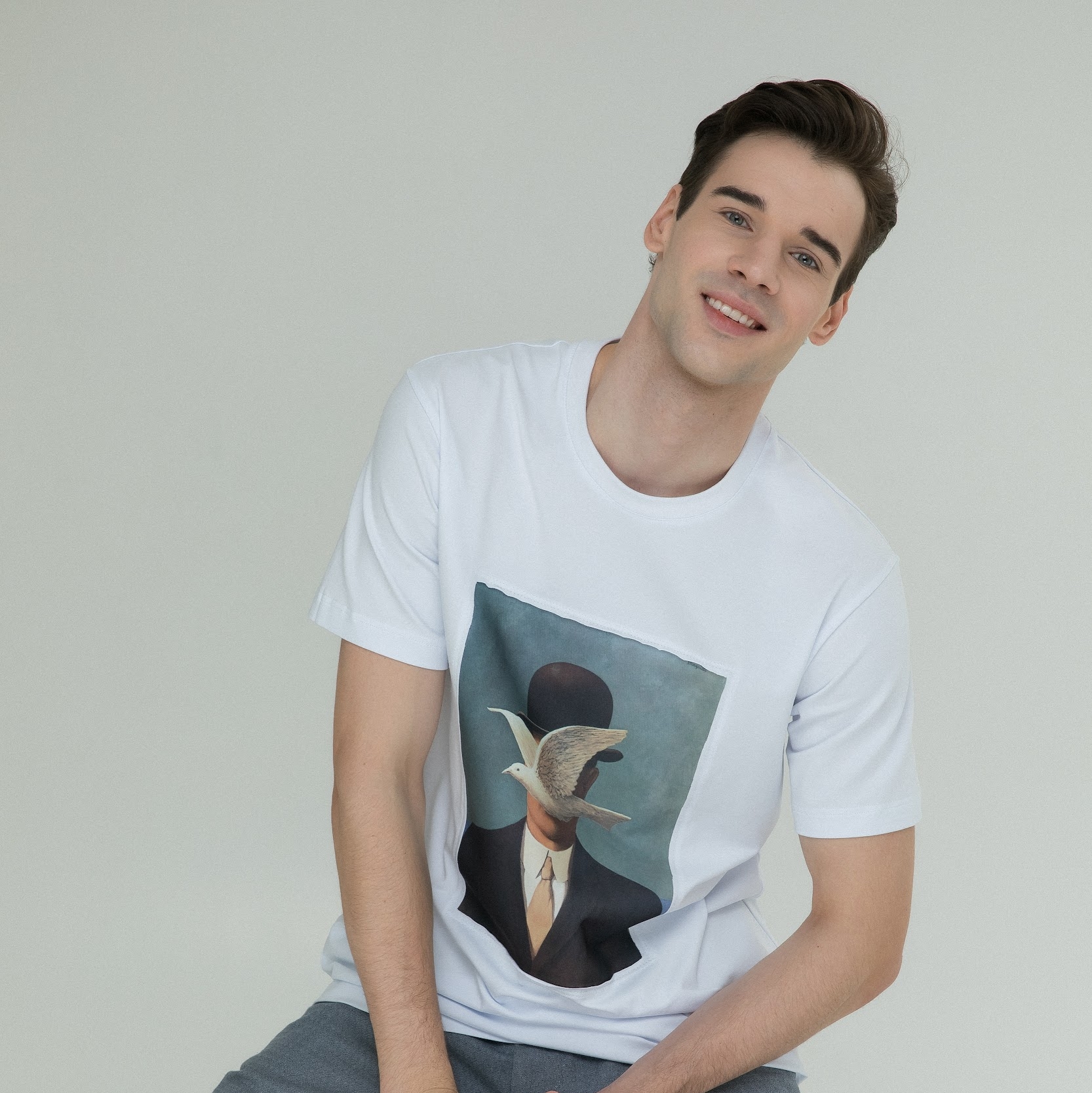 Футболка в белом цвете Рене Магритт  "Человек в котелке"