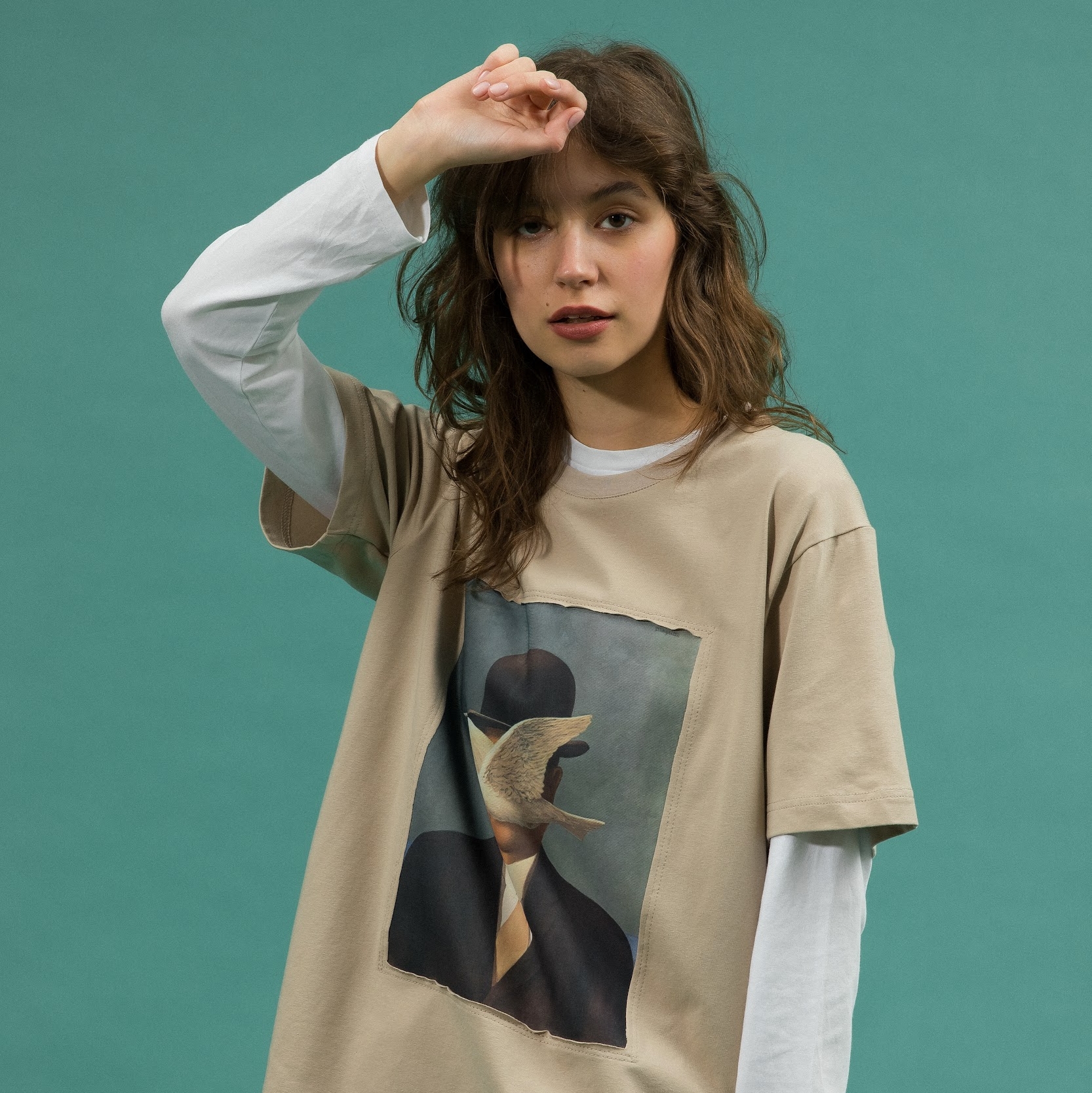 Футболка в бежевом цвете Рене Магритт  "Человек в котелке"