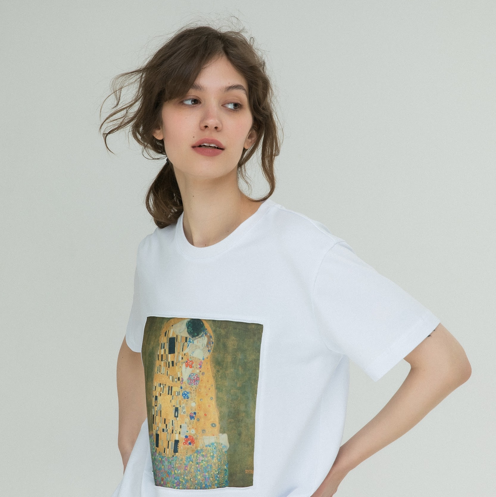 Футболка в белом цвете Густав Климт  "Поцелуй"
