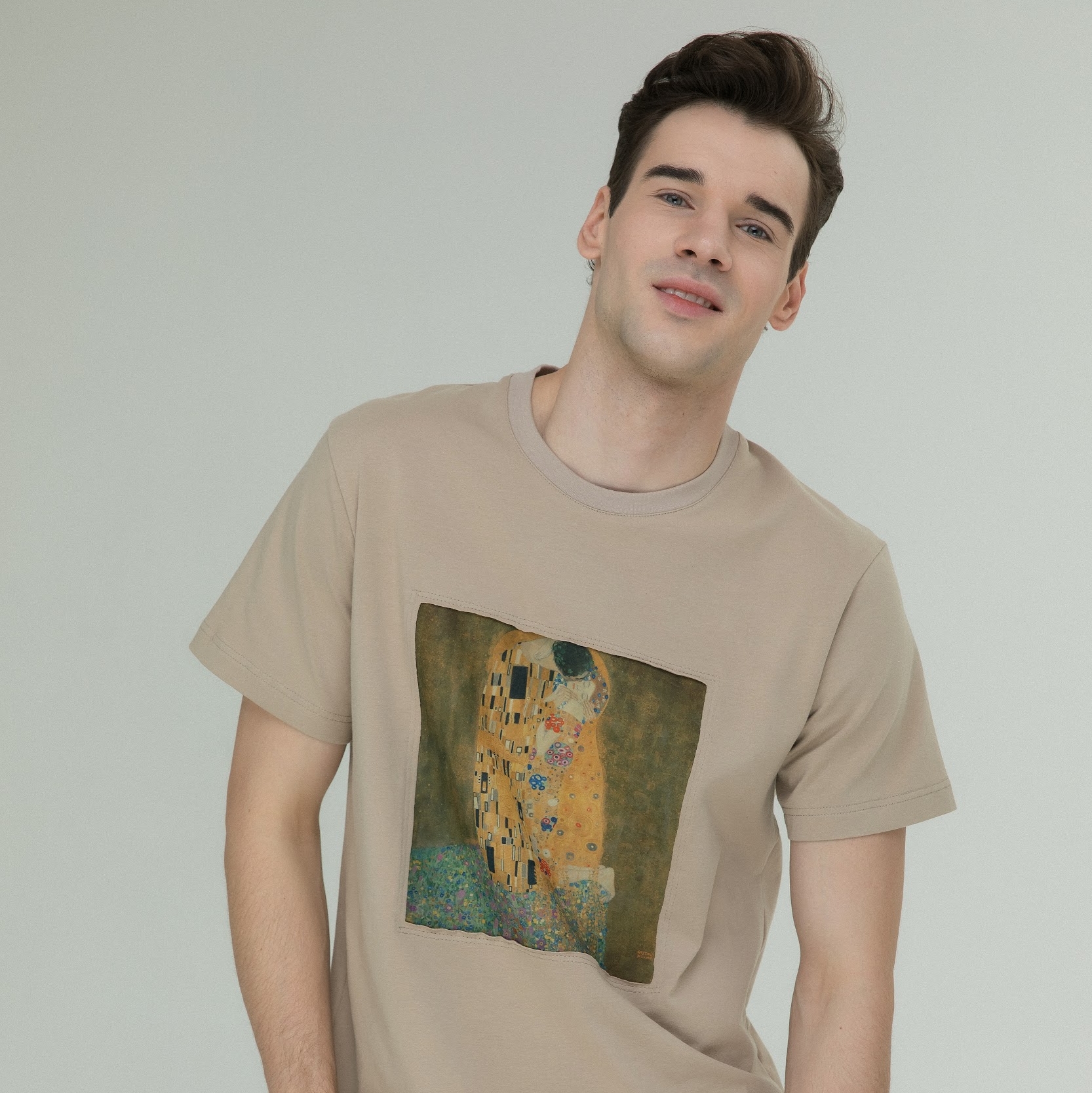 Футболка в бежевом цвете Густав Климт  "Поцелуй"