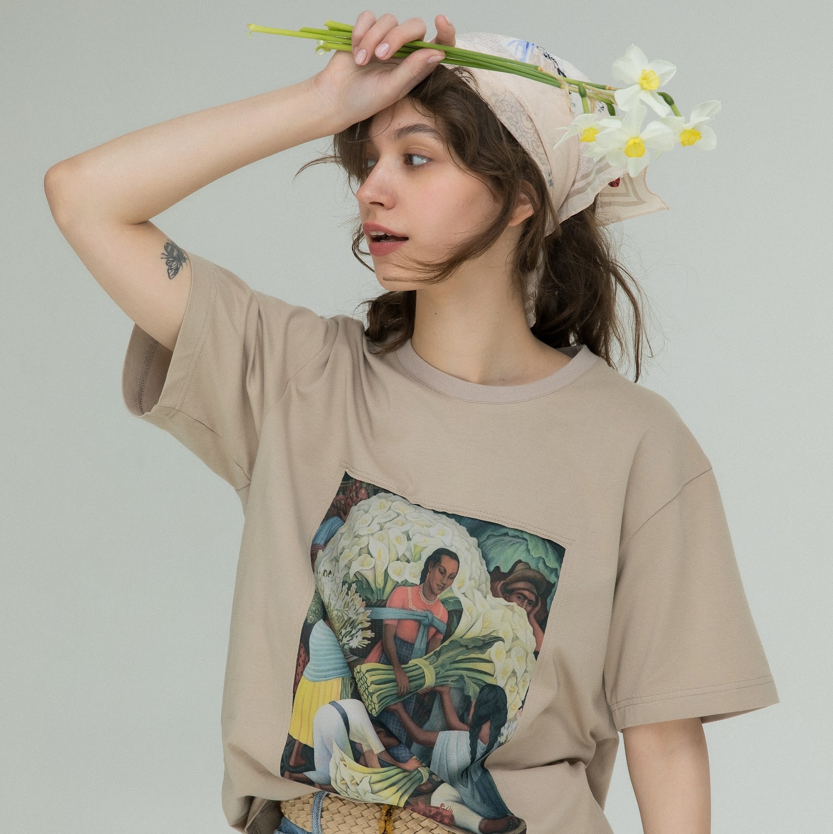 Футболка в бежевом цвете Диего Ривера "Продавщица цветов"