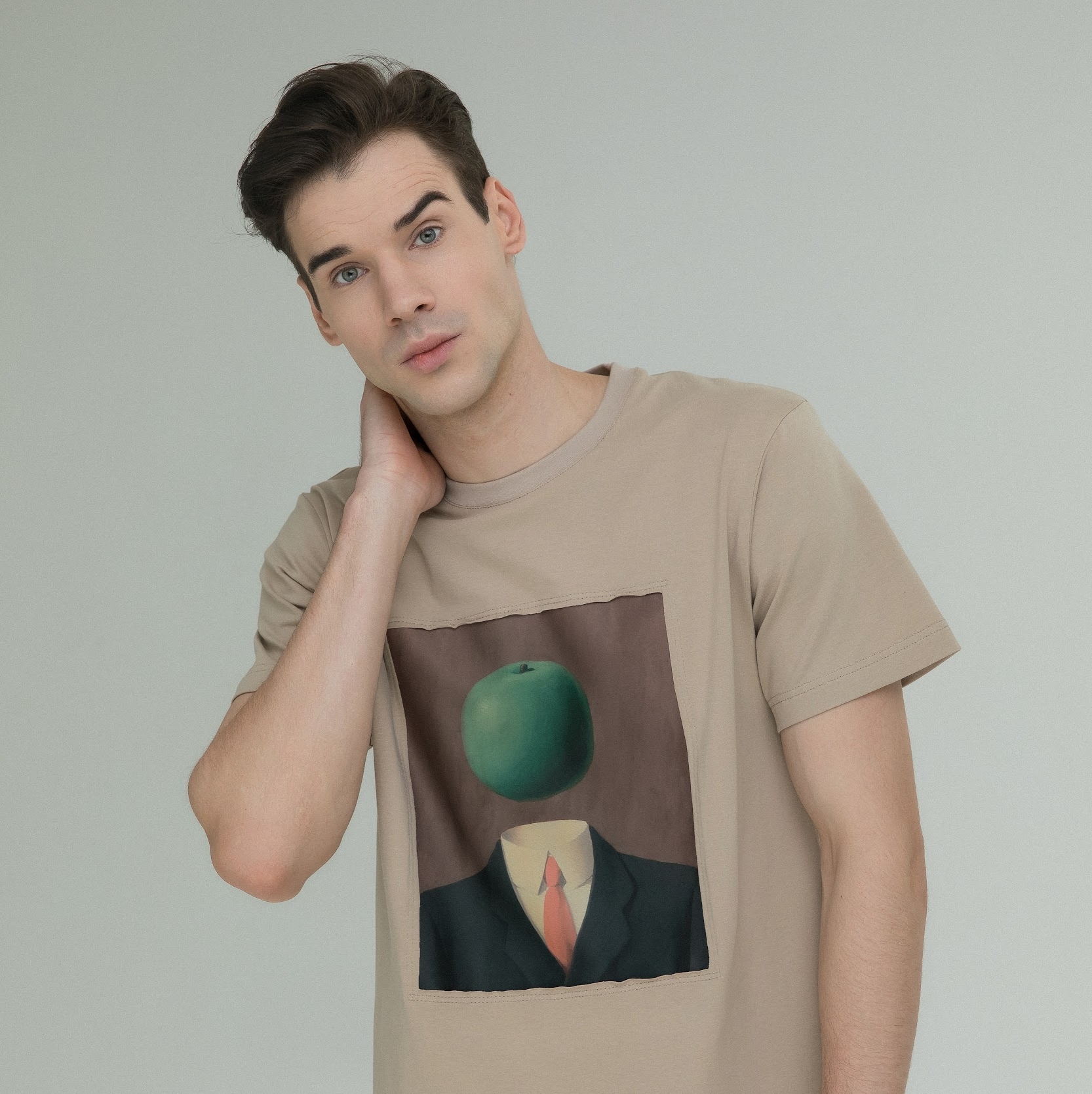 Футболка в бежевом цвете Рене Магритт "Яблоко"