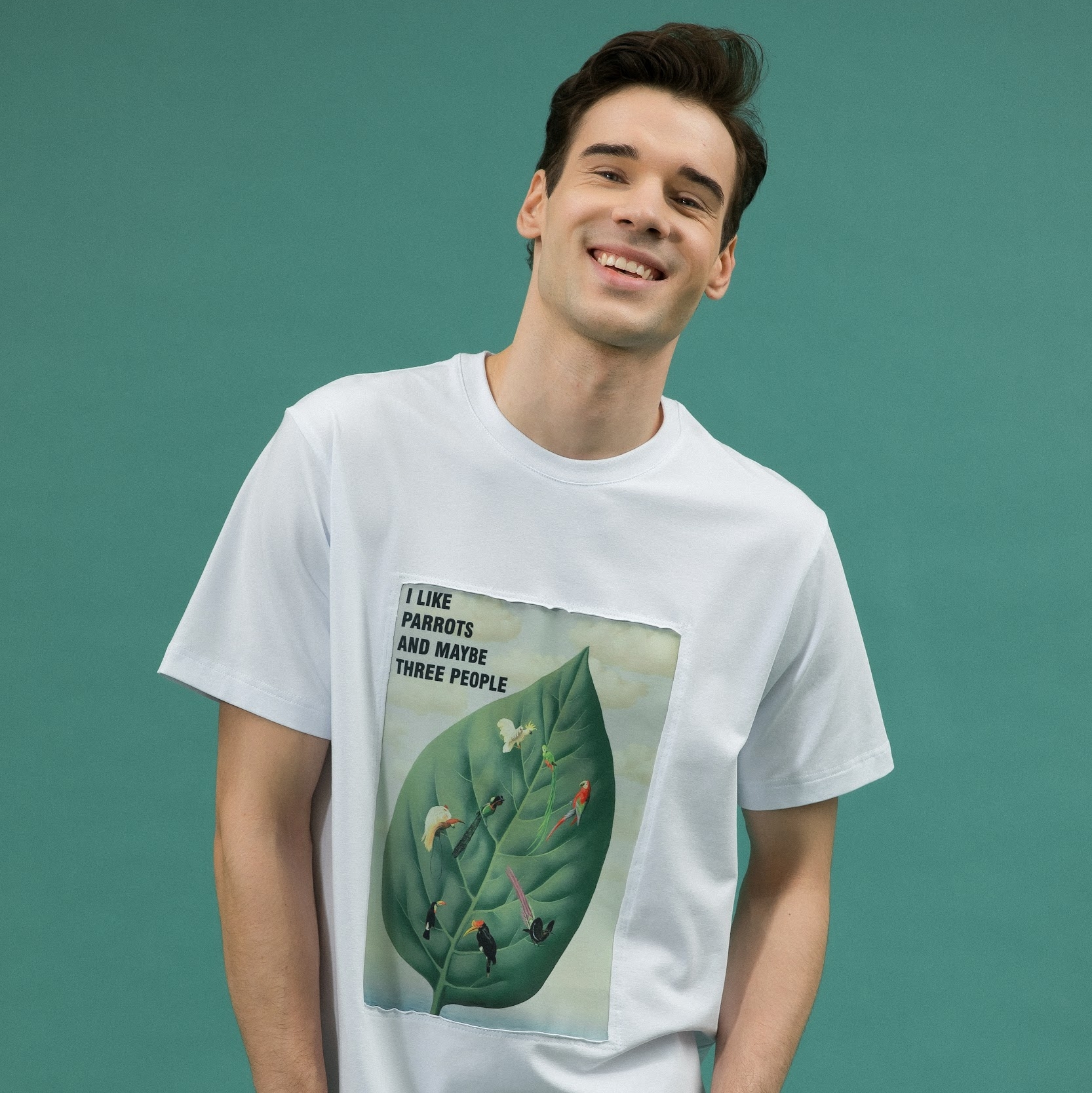 Футболка в белом цвете I LIKE PARROTS AND MAYBE THREE PEOPLE