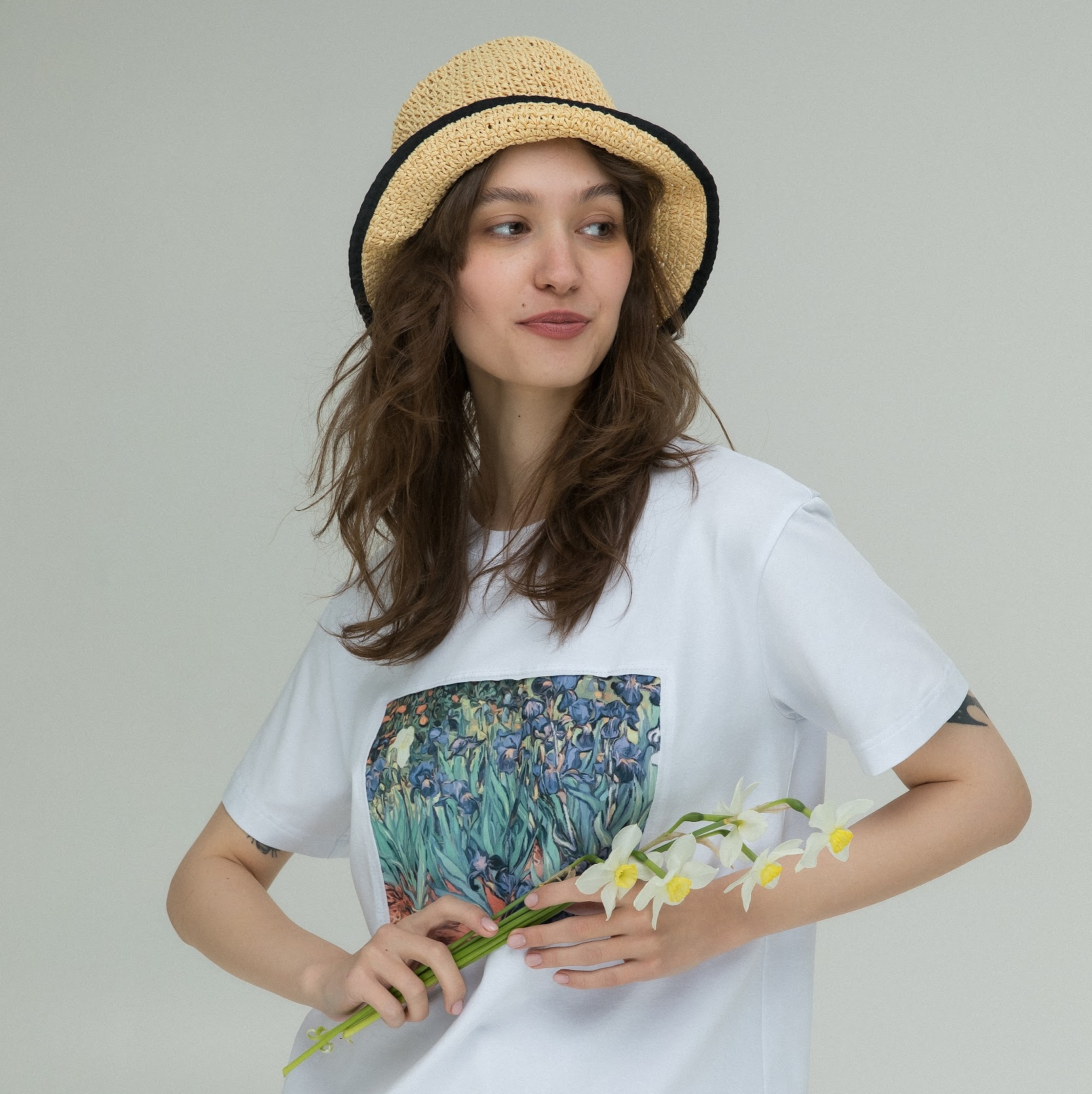 Футболка в белом цвете Винсент Ван Гог "Ирисы"