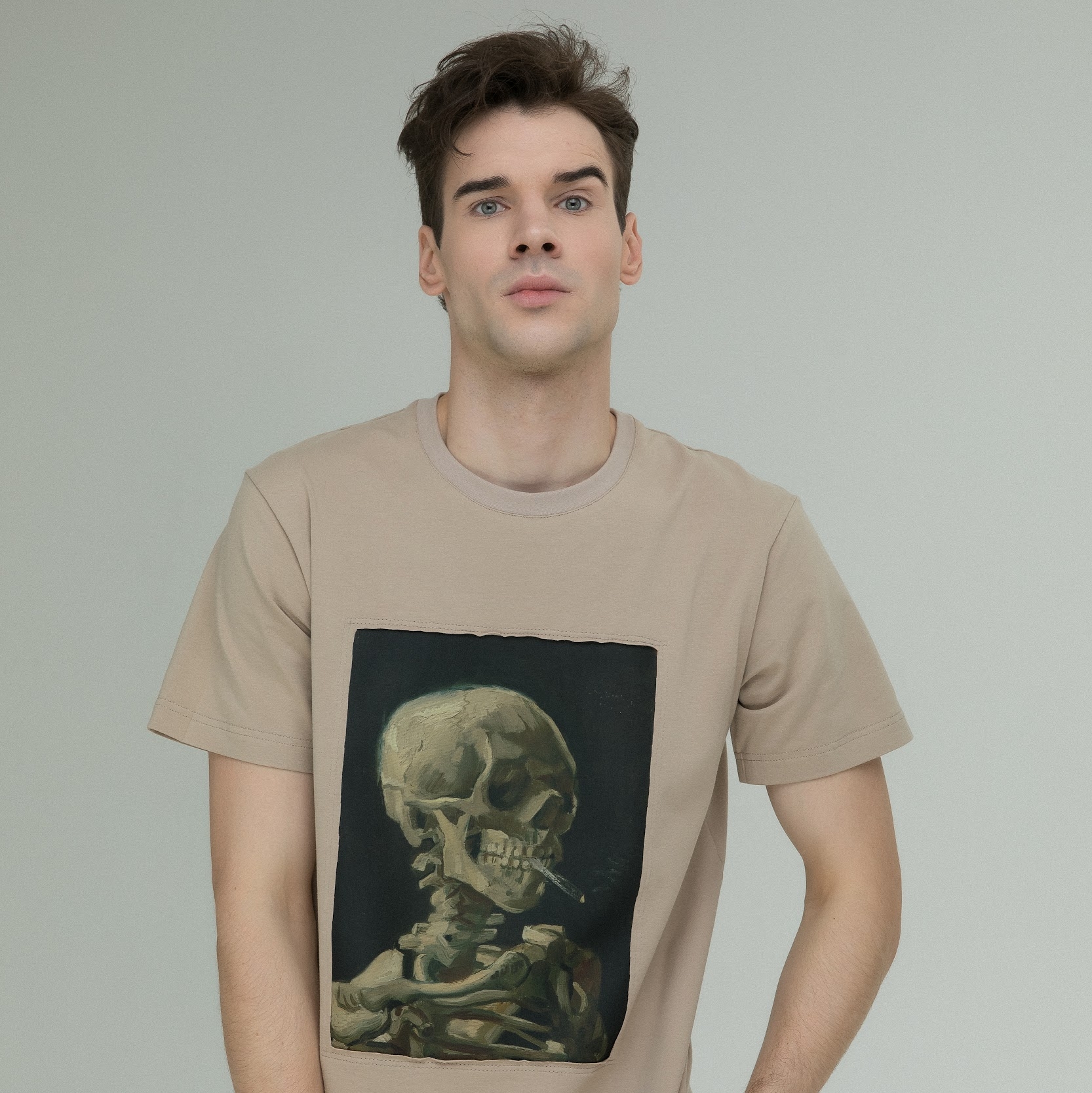 Футболка в бежевом цвете Винсент Ван Гог "Череп с горящей сигаретой"