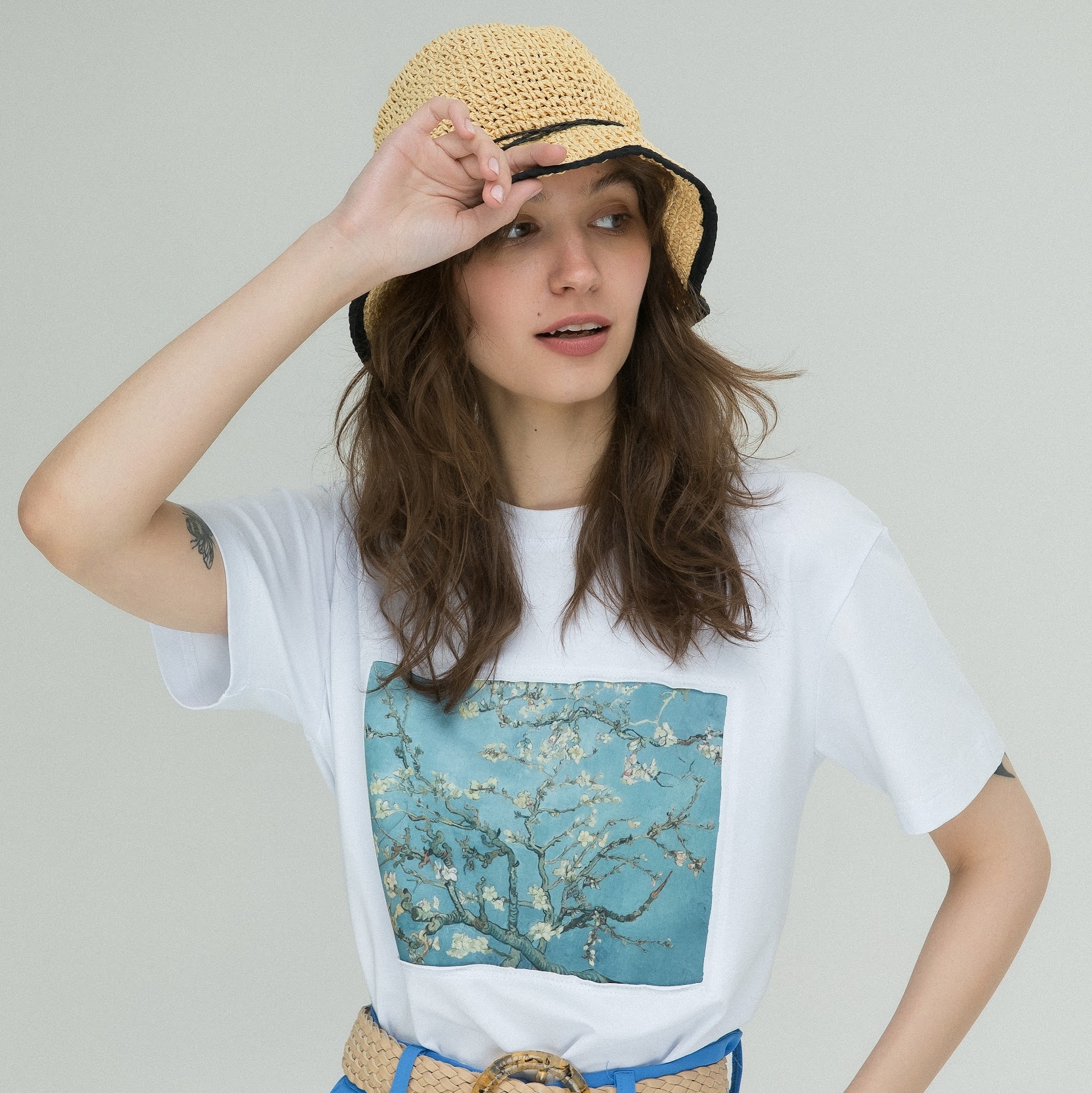 Футболка в белом цвете Винсент Ван Гог "Цветущие ветки миндаля"