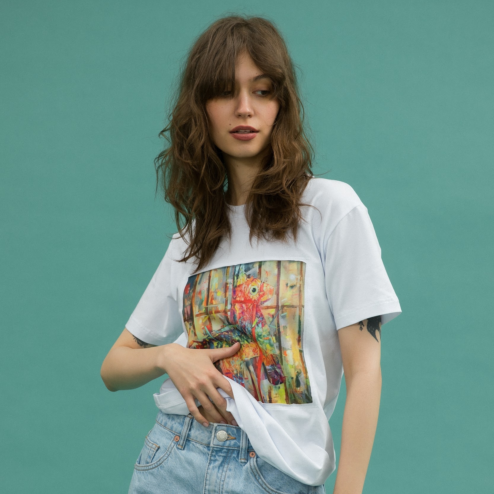 Футболка в белом цвете Кирилл Бородин "Пиньята на районе"