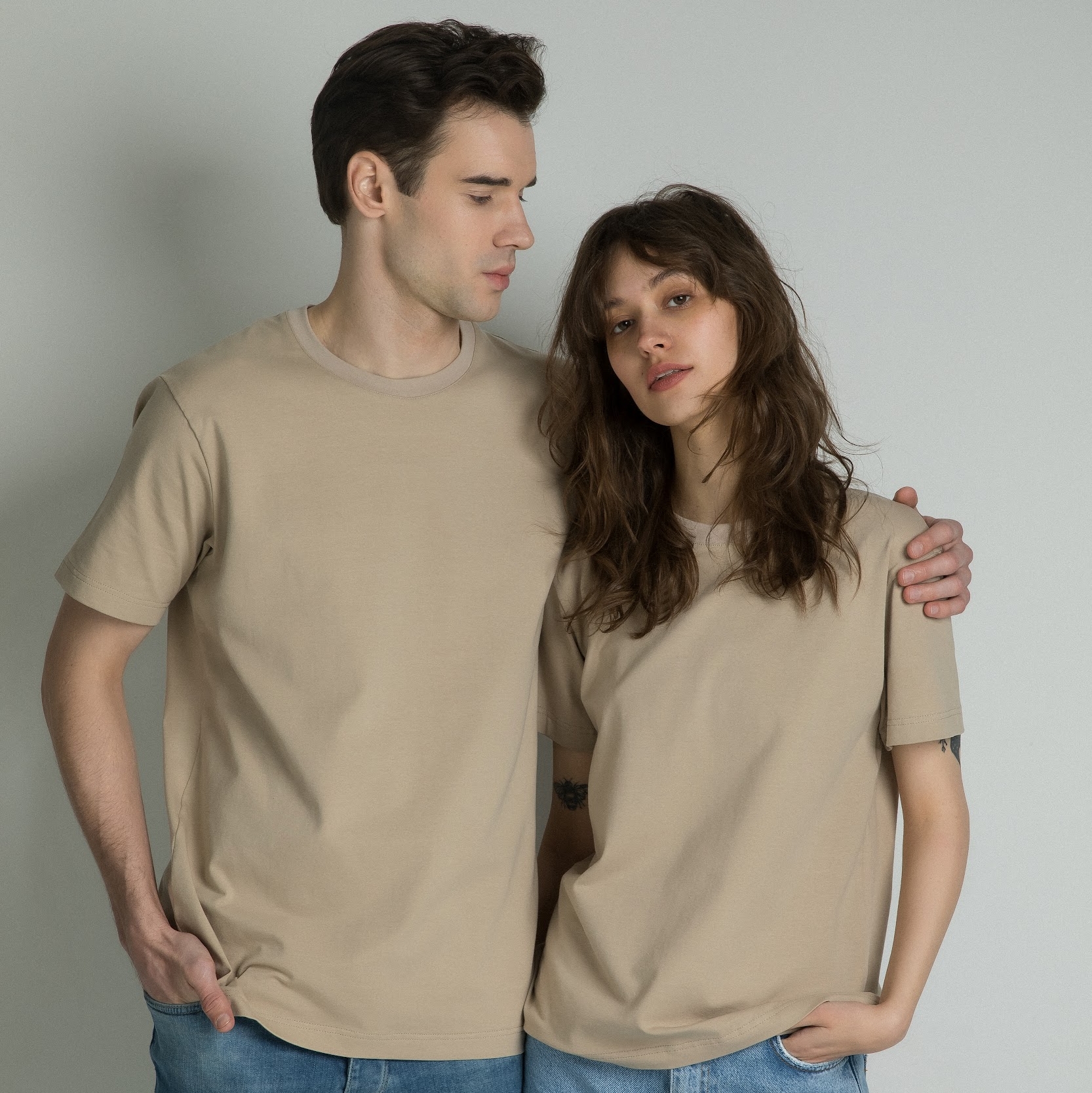 Футболка в бежевом цвете