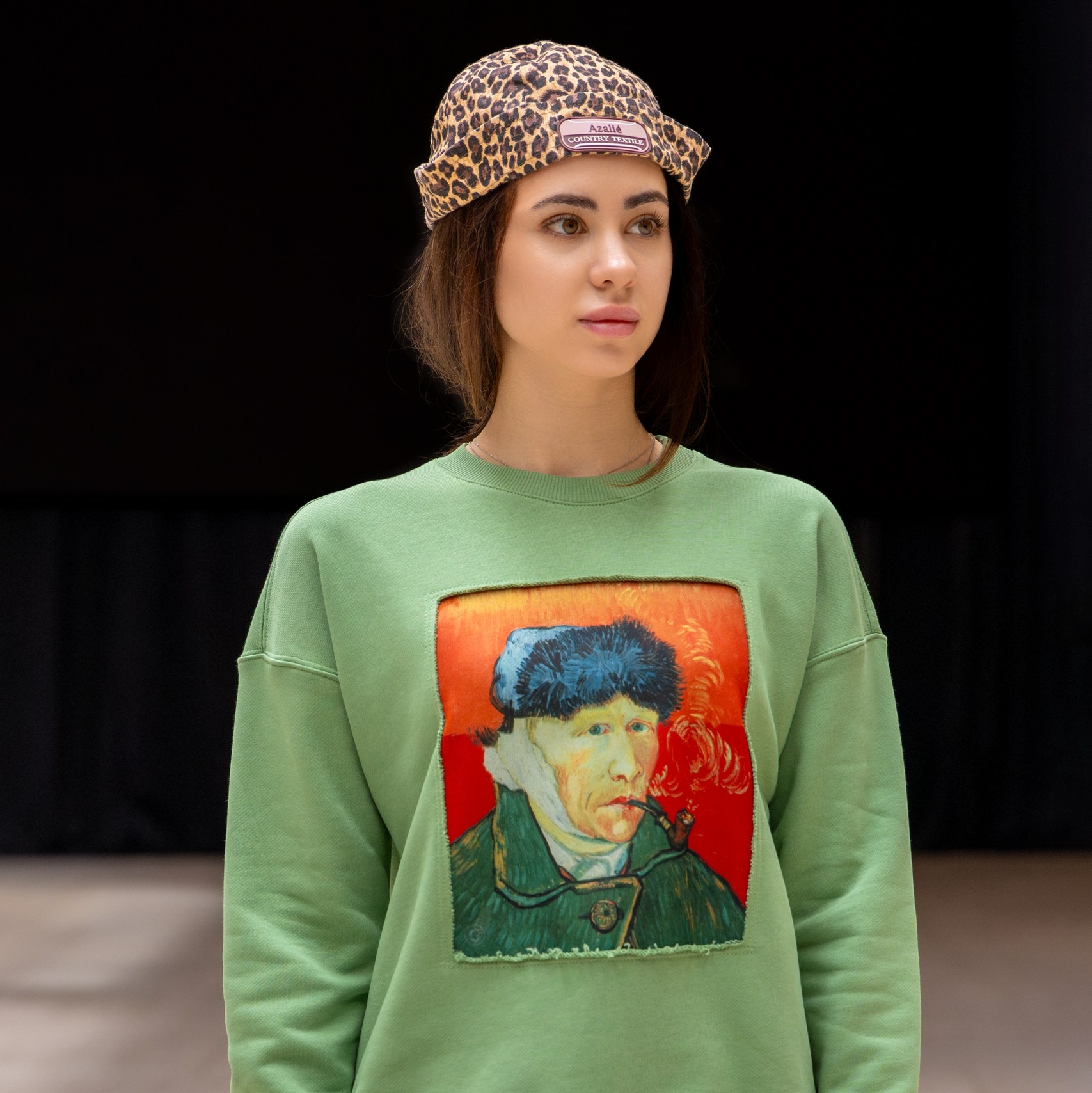 Свитшот в зеленом цвете Винсент Ван Гог "Автопортрет с отрезанным ухом и трубкой"