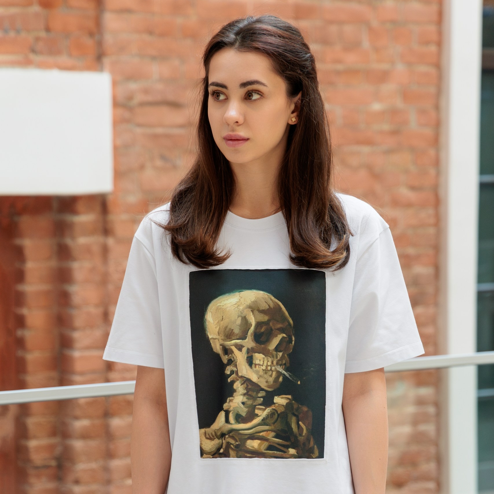 Футболка в белом цвете Винсент Ван Гог "Череп с горящей сигаретой"