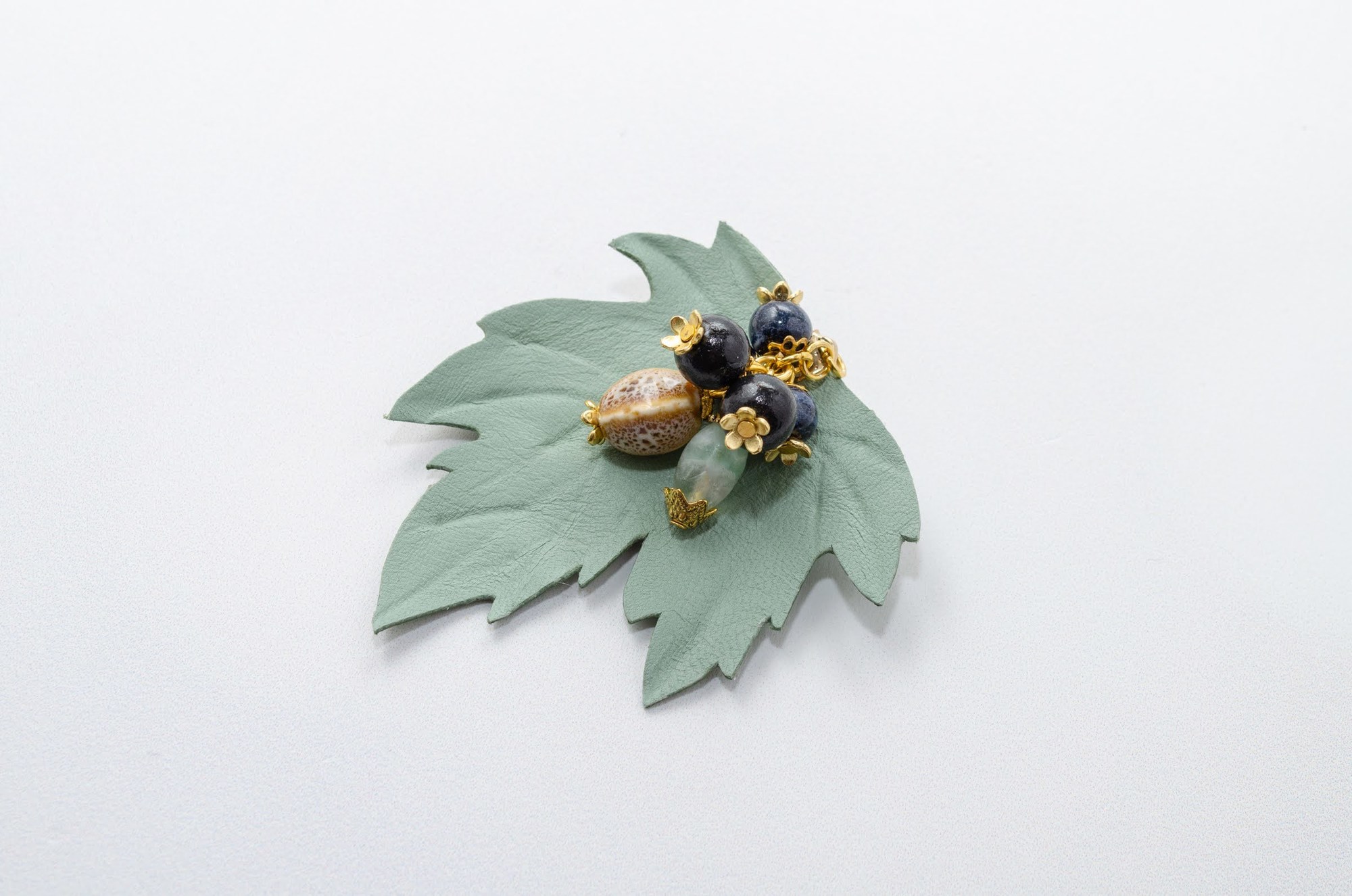Листья и ягоды - брошь TC21F18