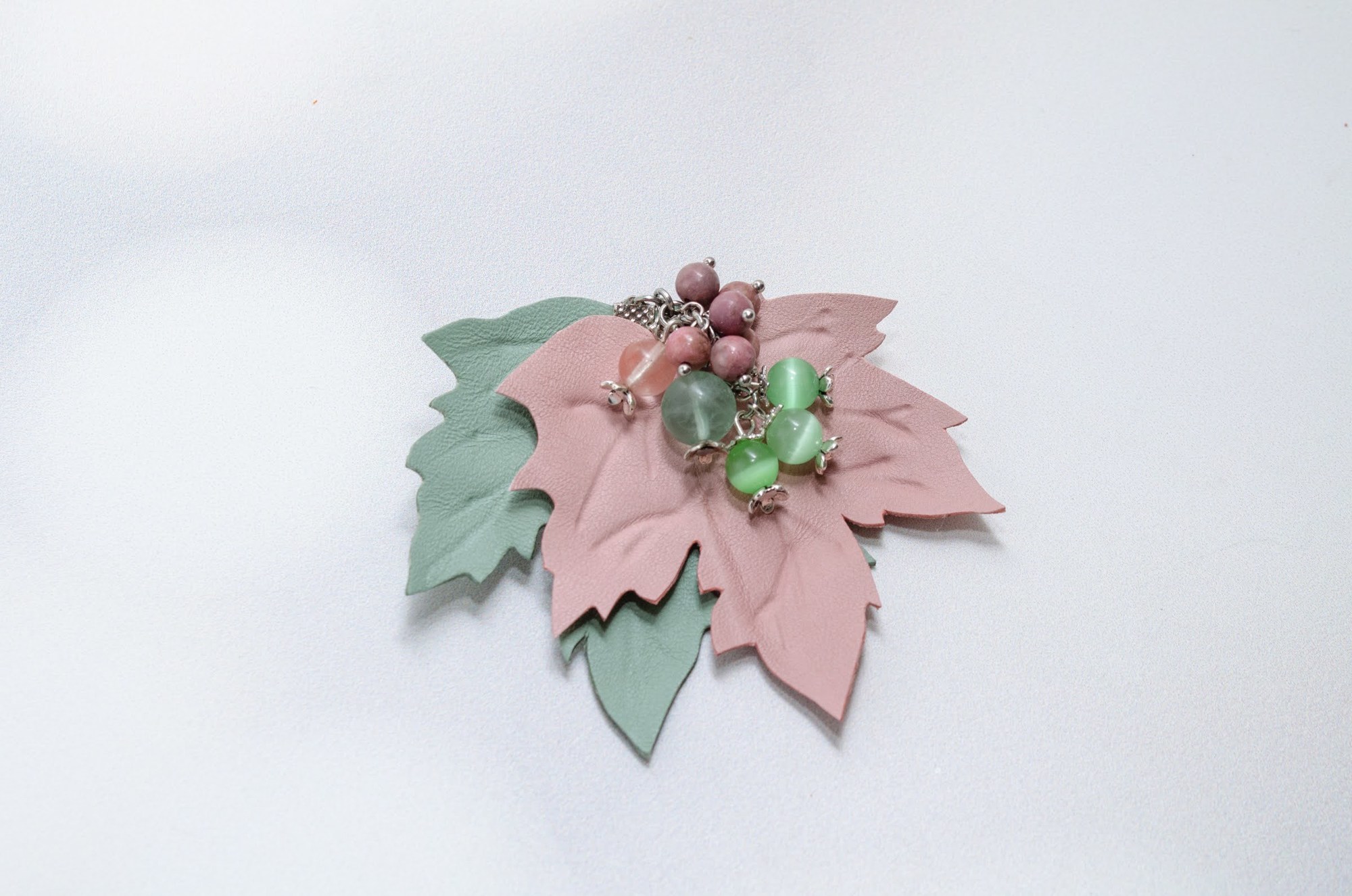 Листья и ягоды - брошь TC21F19